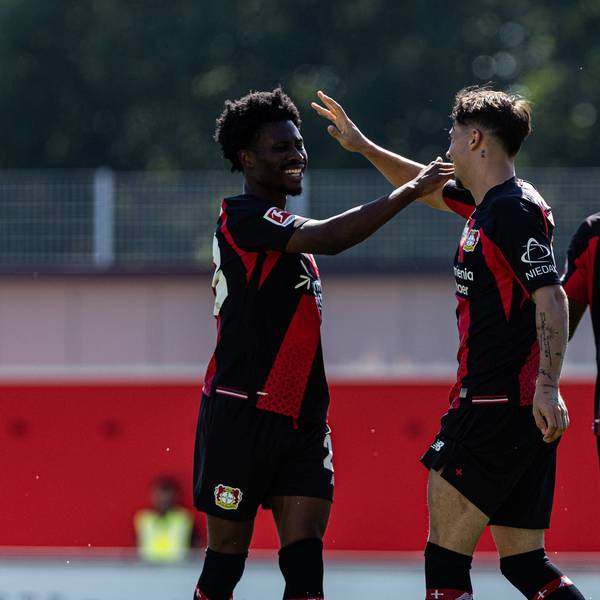 Bayers Nathan Tella (l.), Afonso Moreira und Christian Kofane im Testspiel gegen den KRC Genk.