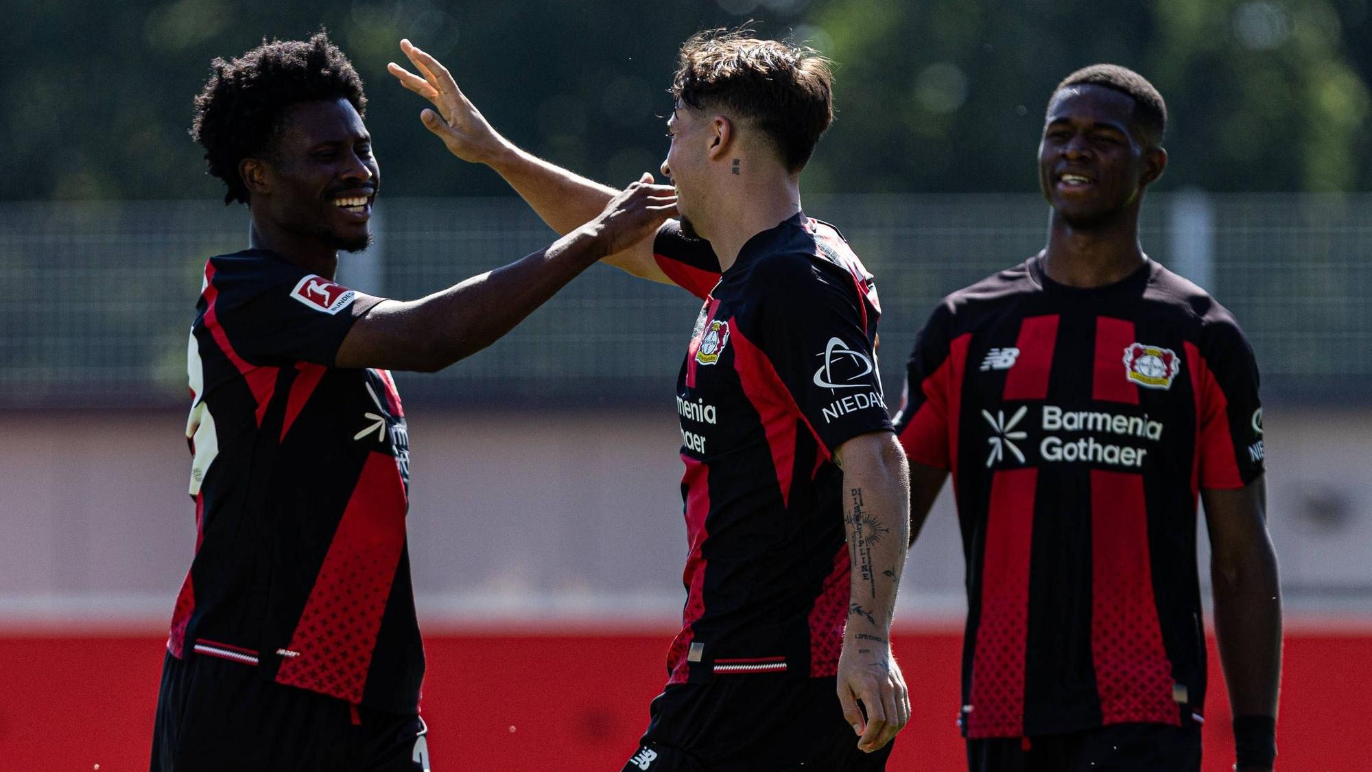 Bayers Nathan Tella (l.), Afonso Moreira und Christian Kofane im Testspiel gegen den KRC Genk.