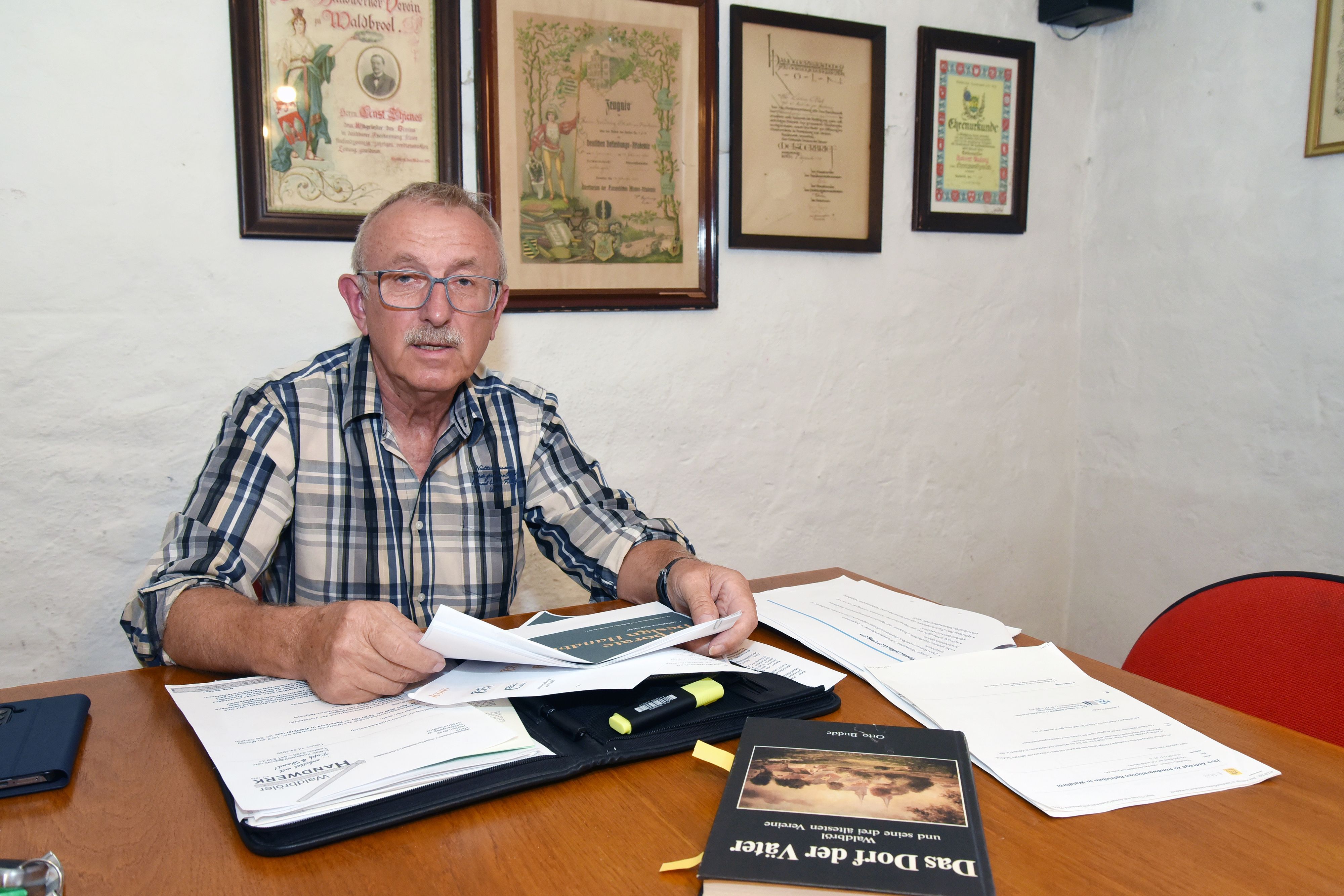 Im Waldbröler Bürgerhaus hängen viele historische Meisterbriefe. Dort trifft sich der Handwerkerverein, den Herbert Greb nun als Voristzender leitet.