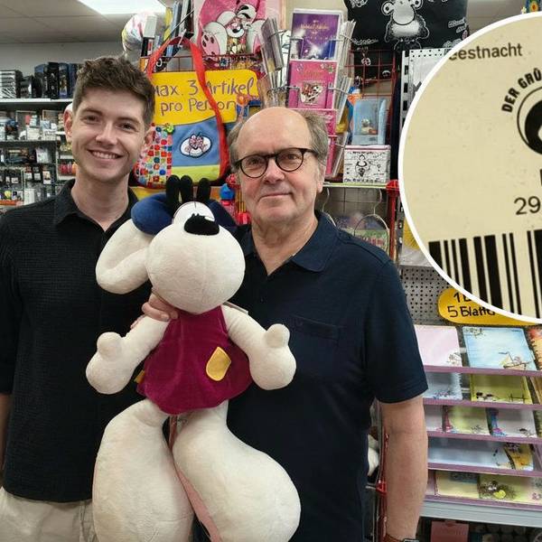 Klaus Vogt (75) mit seinem Sohn Jonas (27), der inzwischen das Geschäft in Sülz führt. Für Diddl-Fans gibt es dort Schätzchen aus den 90er- und 2000er-Jahren – ausgezeichnet noch mit D-Mark-Preisen.
