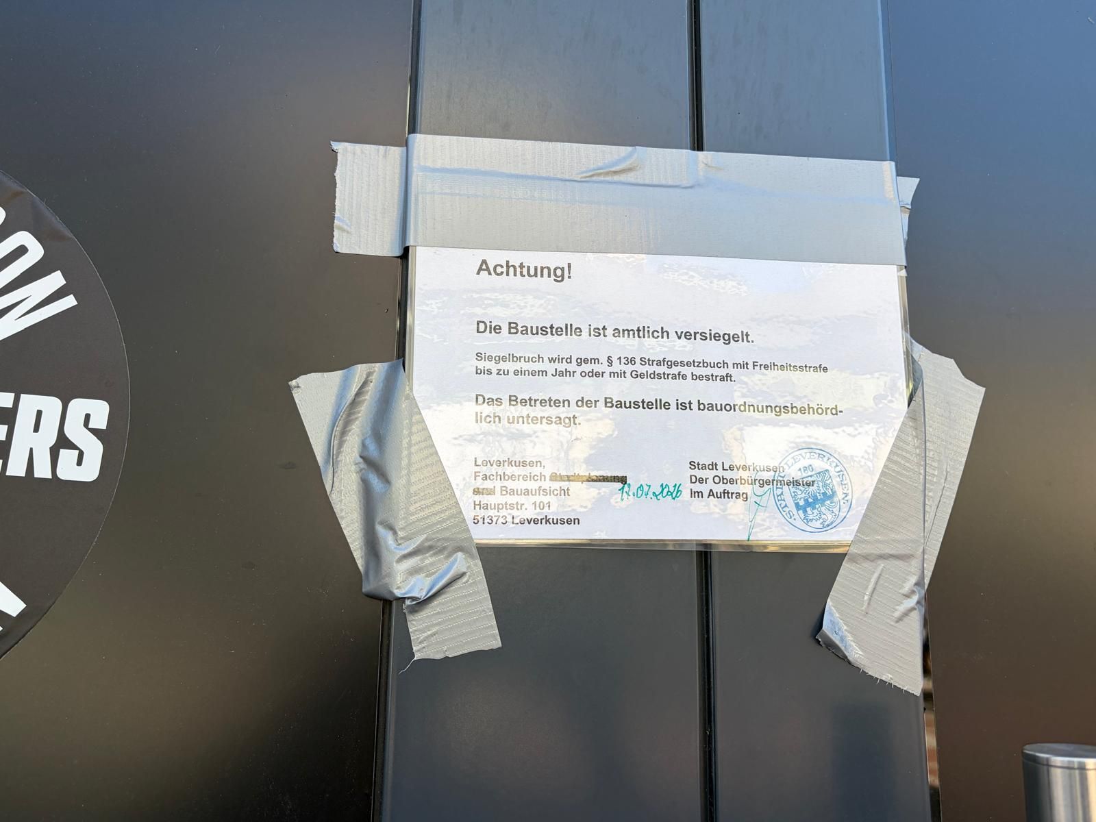 Am Eingang der Filiale weisen die Maßnahmen der Bauaufsicht auf den aktuellen Baustopp hin.