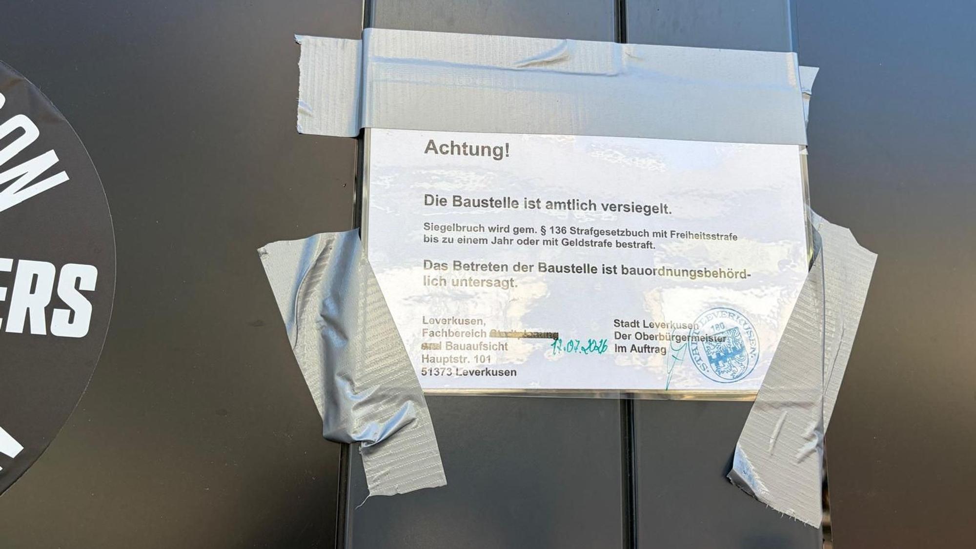 Am Eingang der Filiale weisen die Maßnahmen der Bauaufsicht auf den aktuellen Baustopp hin.