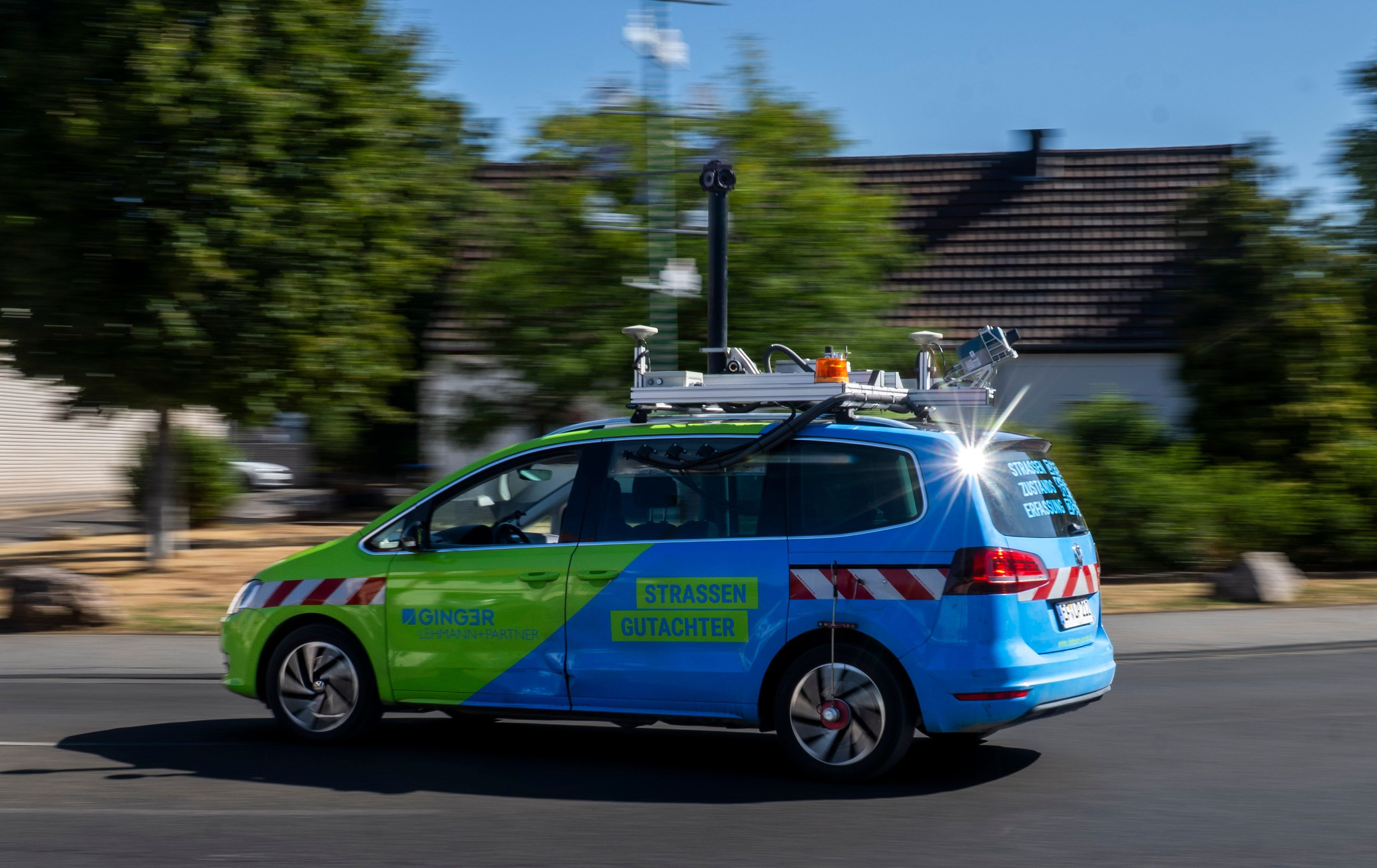 Das Bild zeigt das Fahrzeug, das mithilfe von Hightech-Geräten die Straßen von Euskirchen digitalisiert.