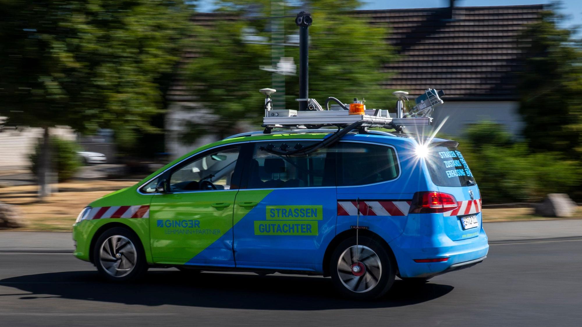 Das Bild zeigt das Fahrzeug, das mithilfe von Hightech-Geräten die Straßen von Euskirchen digitalisiert.