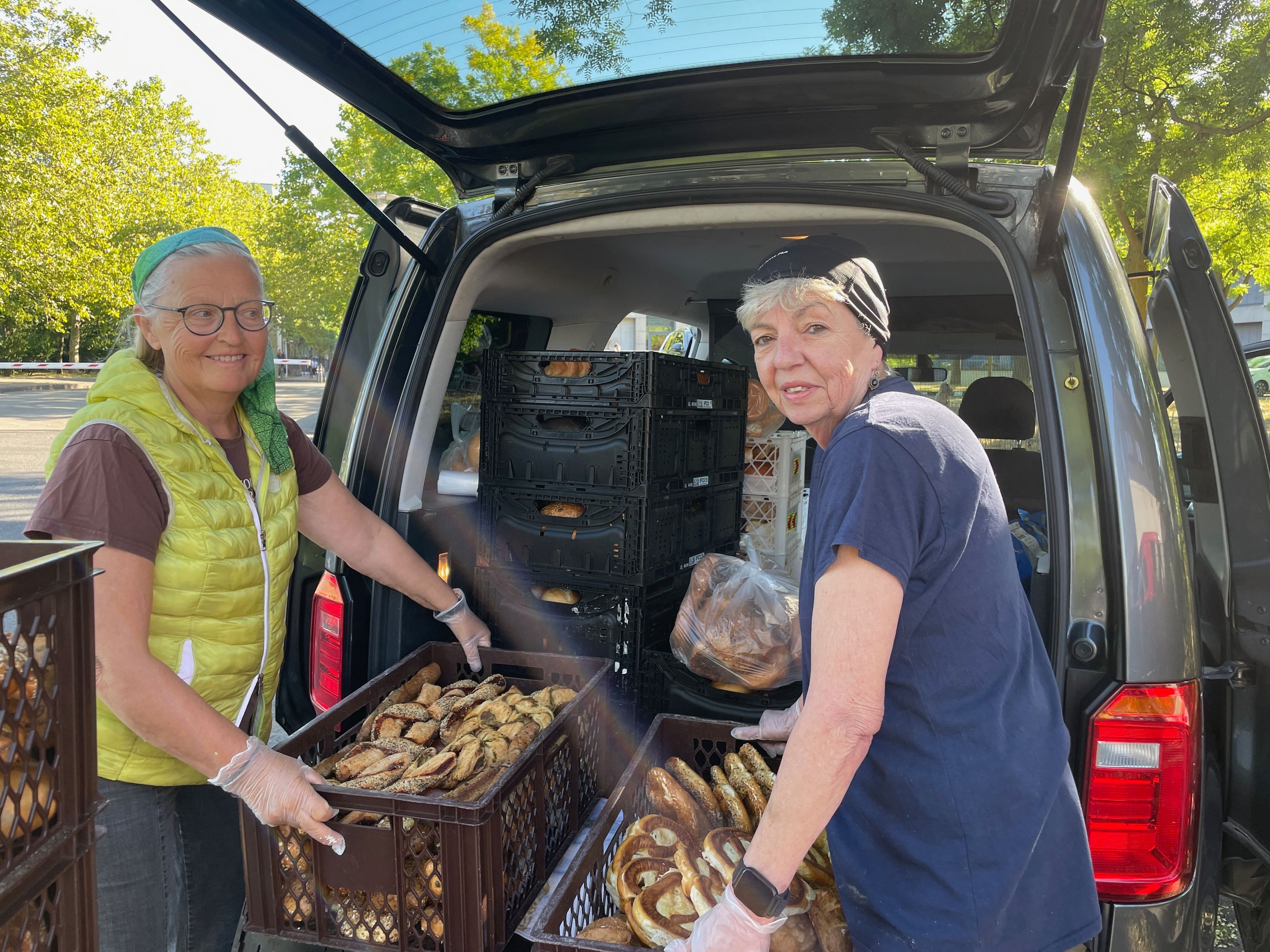 Ruth Weise (l.) und Rita retten einmal die Woche Brot, Brötchen und Teilchen vor dem Tierfuttercontainer.
