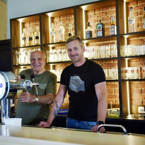 Hans-Josef Wolf und Tim Ziegler stehen an der Zapfanlage hinter der Theke des Dodo-Treffs.