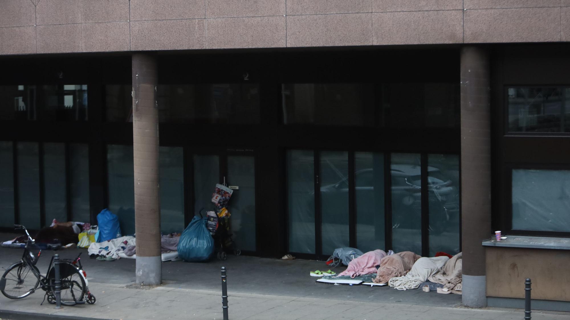 Vor einem ehemaligen Restaurant gegenüber vom Zeughaus haben Obdachlose Schlaflager errichtet.