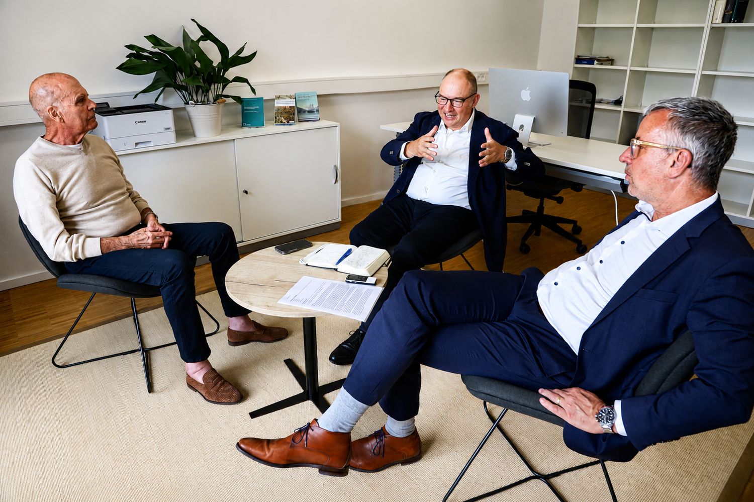 Peter Harf im Gespräch mit den Redakteuren Christoph Hardt und Christian Hümmeler (von links)