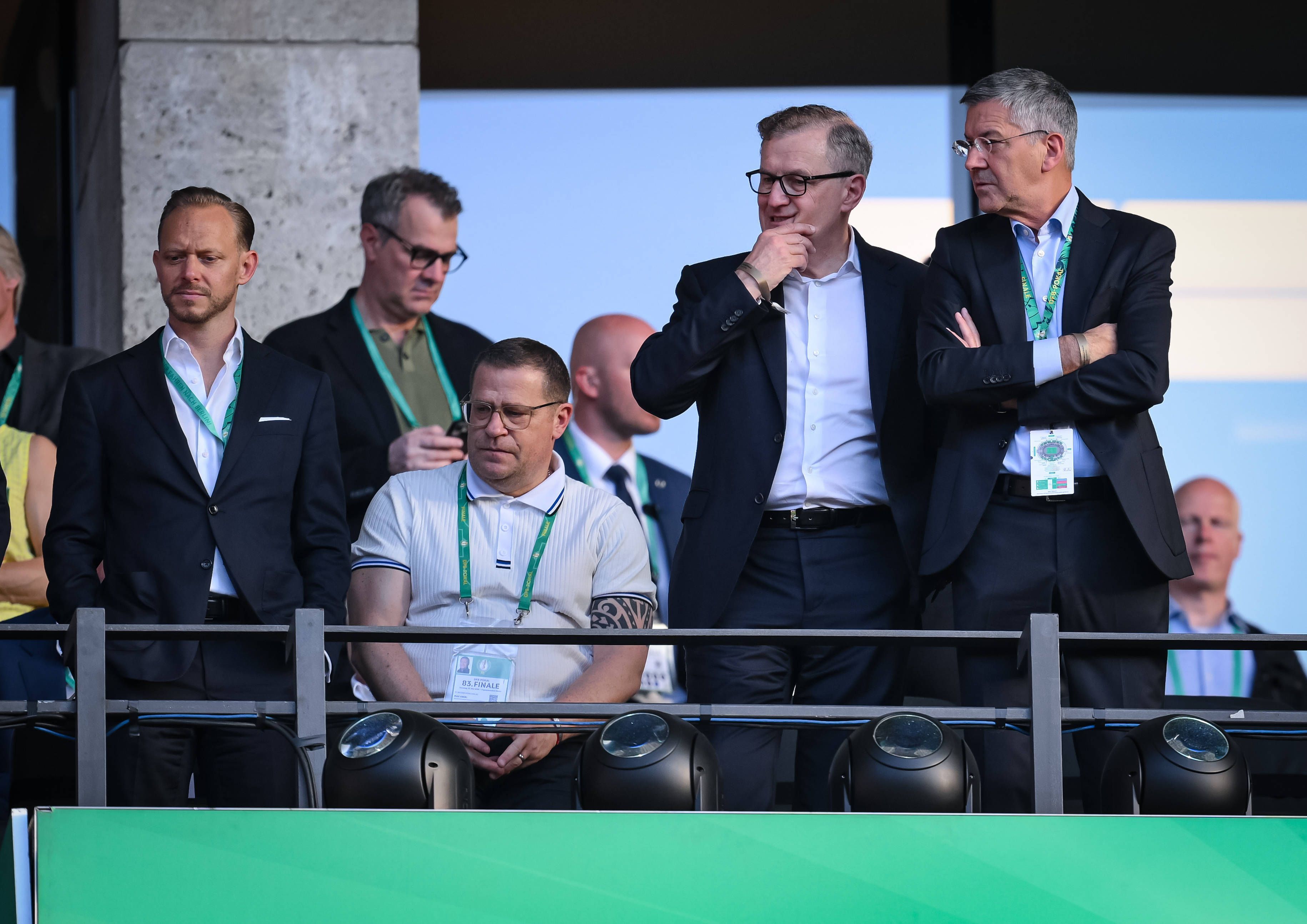 Max Eberl, Jan-Christian Dreesen und Rouven Kasper auf der Tribüne.