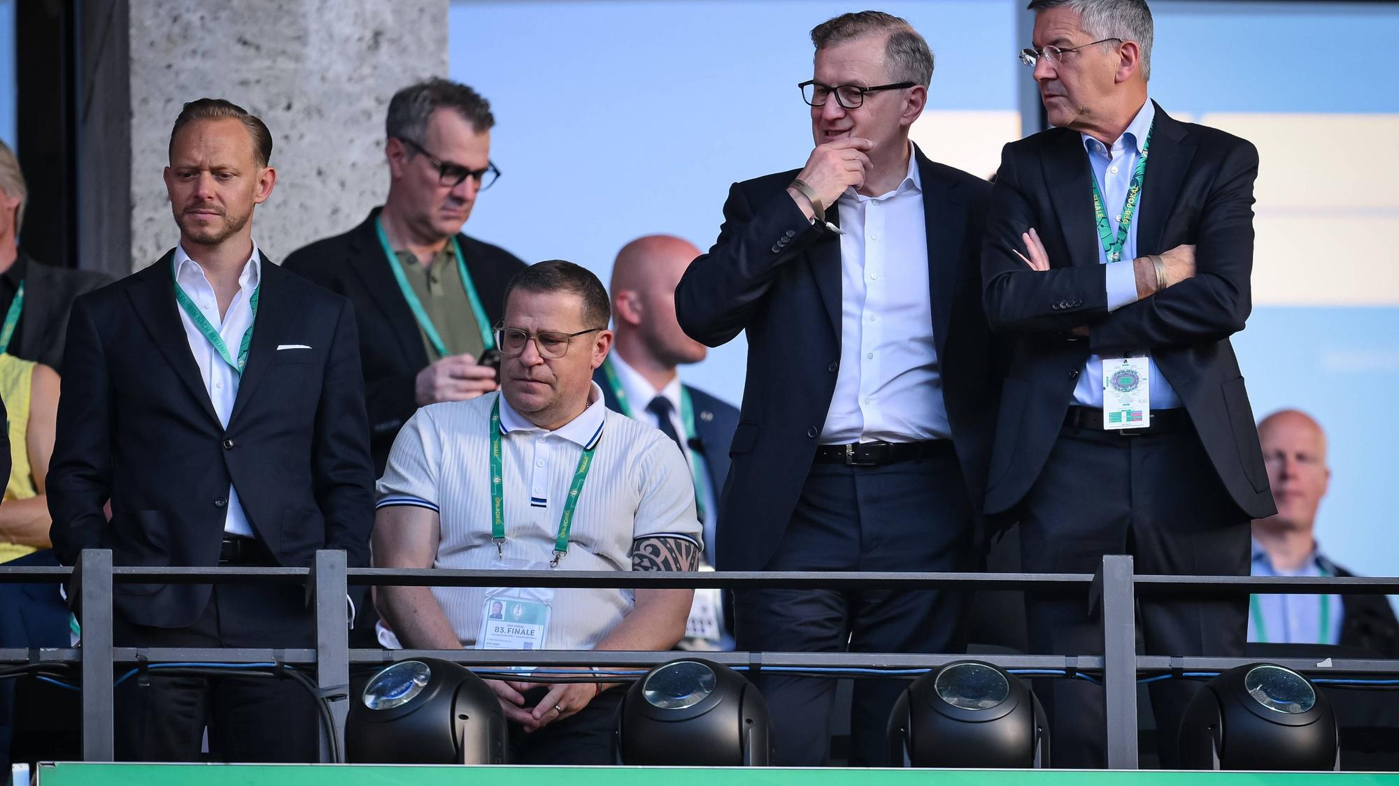 Max Eberl, Jan-Christian Dreesen und Rouven Kasper auf der Tribüne.