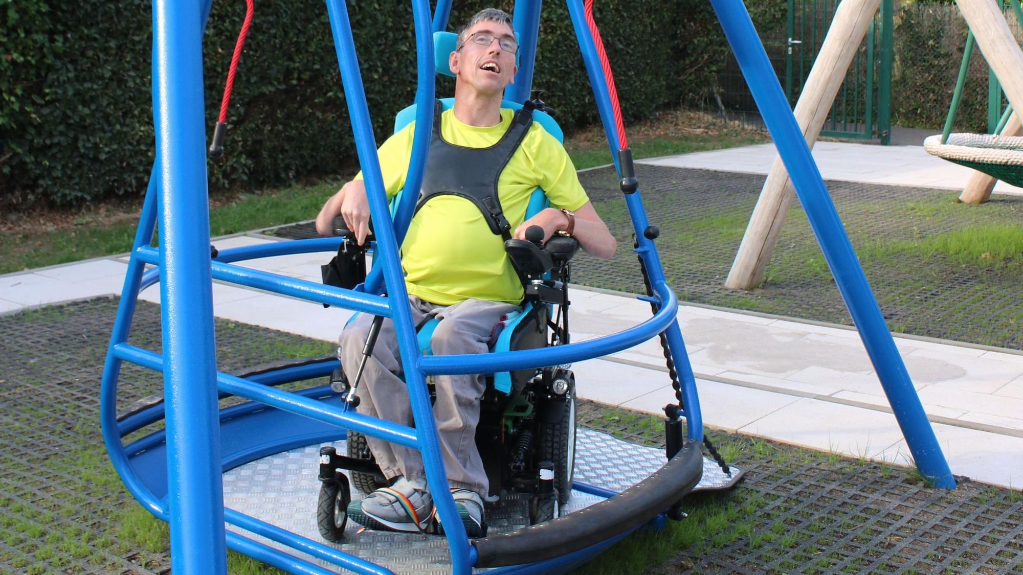 Manuel Schönenbach ist mit seinem Rollstuhl in das Spielgerät gefahren.