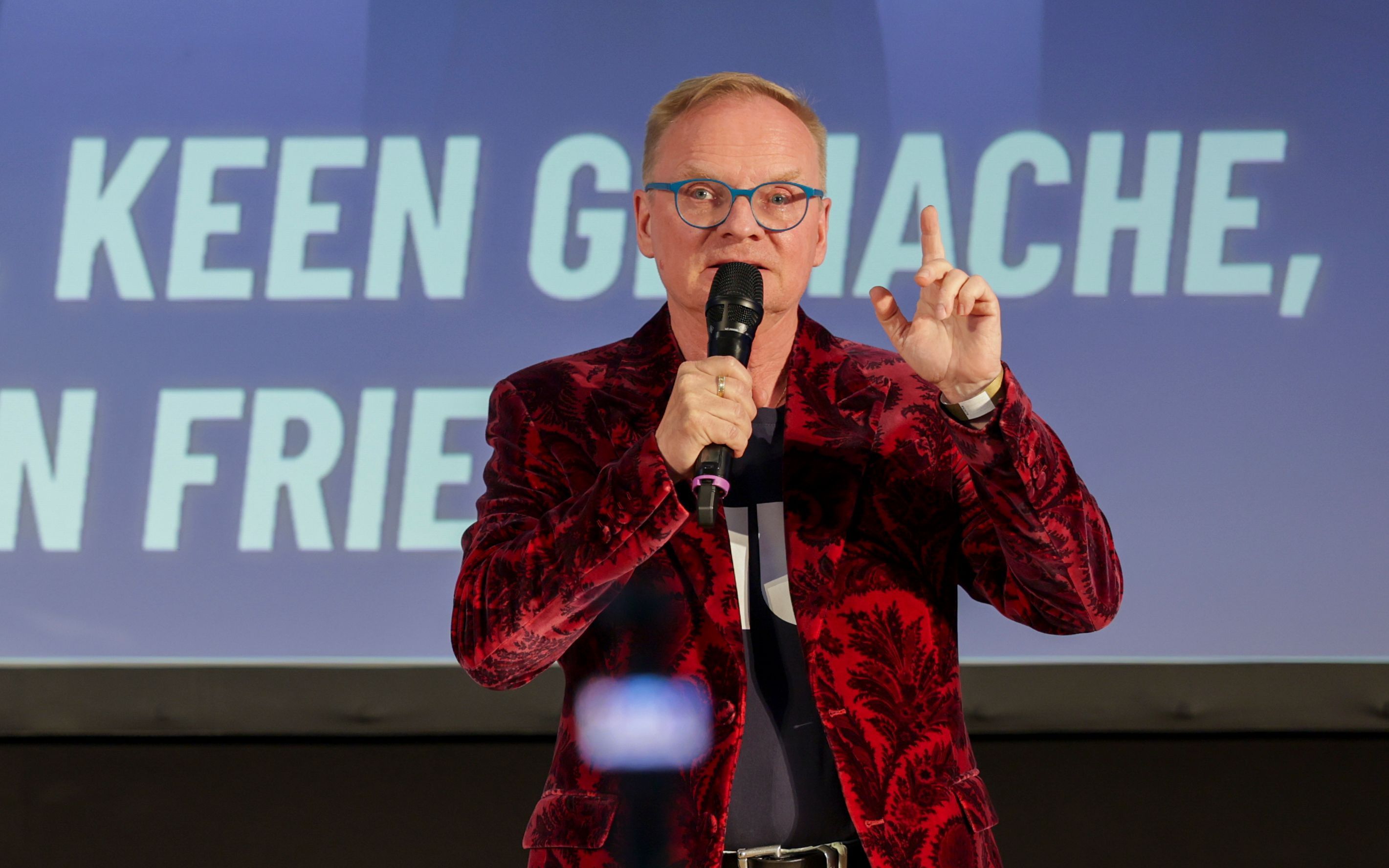 Uwe Steimle, Kabarettist, spricht bei einer Veranstaltung der AfD Sachsen-Anhalt auf der Bühne. (Archivbild)