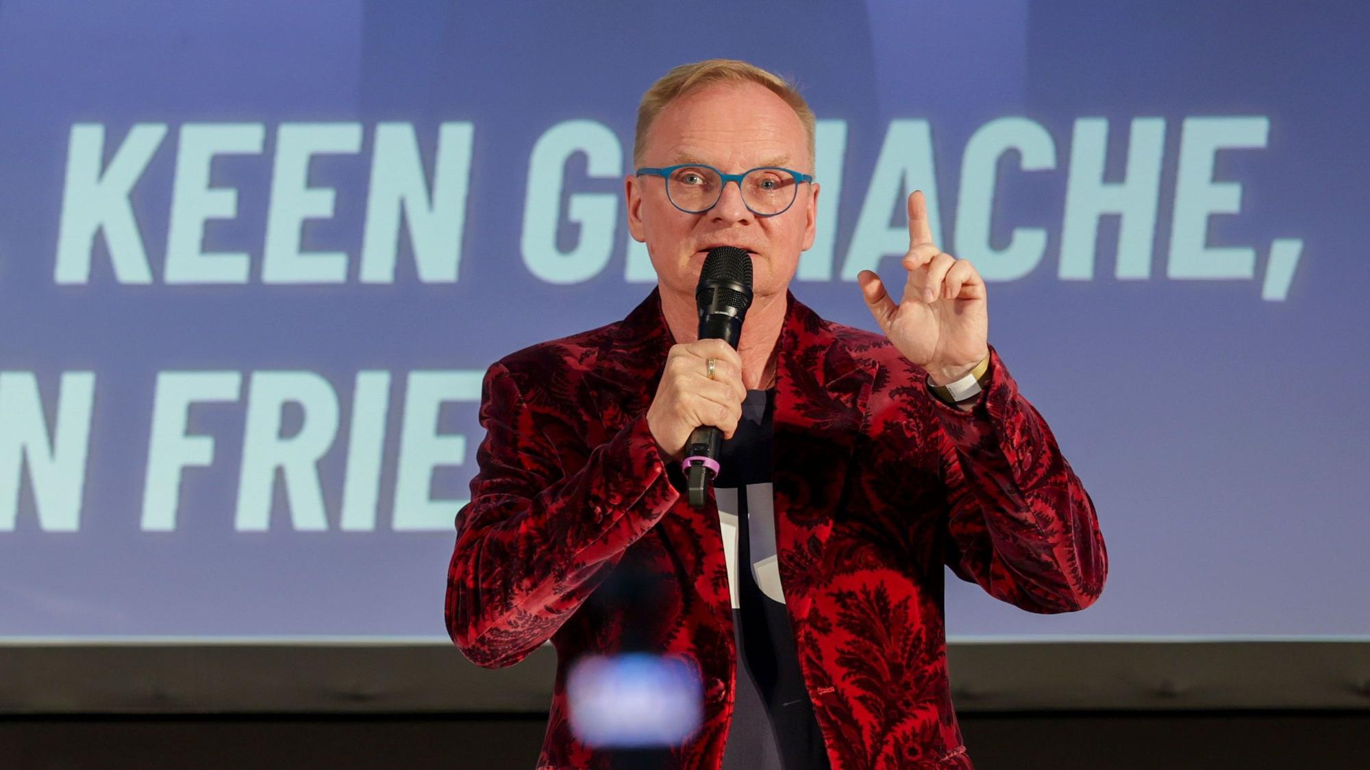 Uwe Steimle, Kabarettist, spricht bei einer Veranstaltung der AfD Sachsen-Anhalt auf der Bühne. (Archivbild)