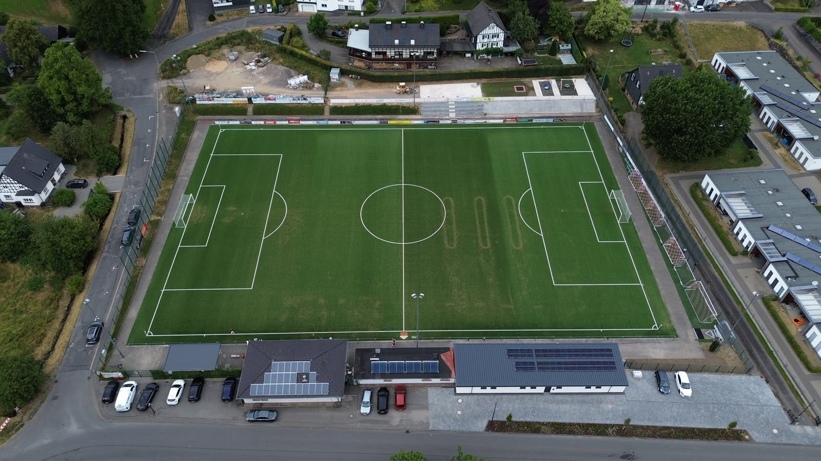Luftbild des neuen Sportplatzes.