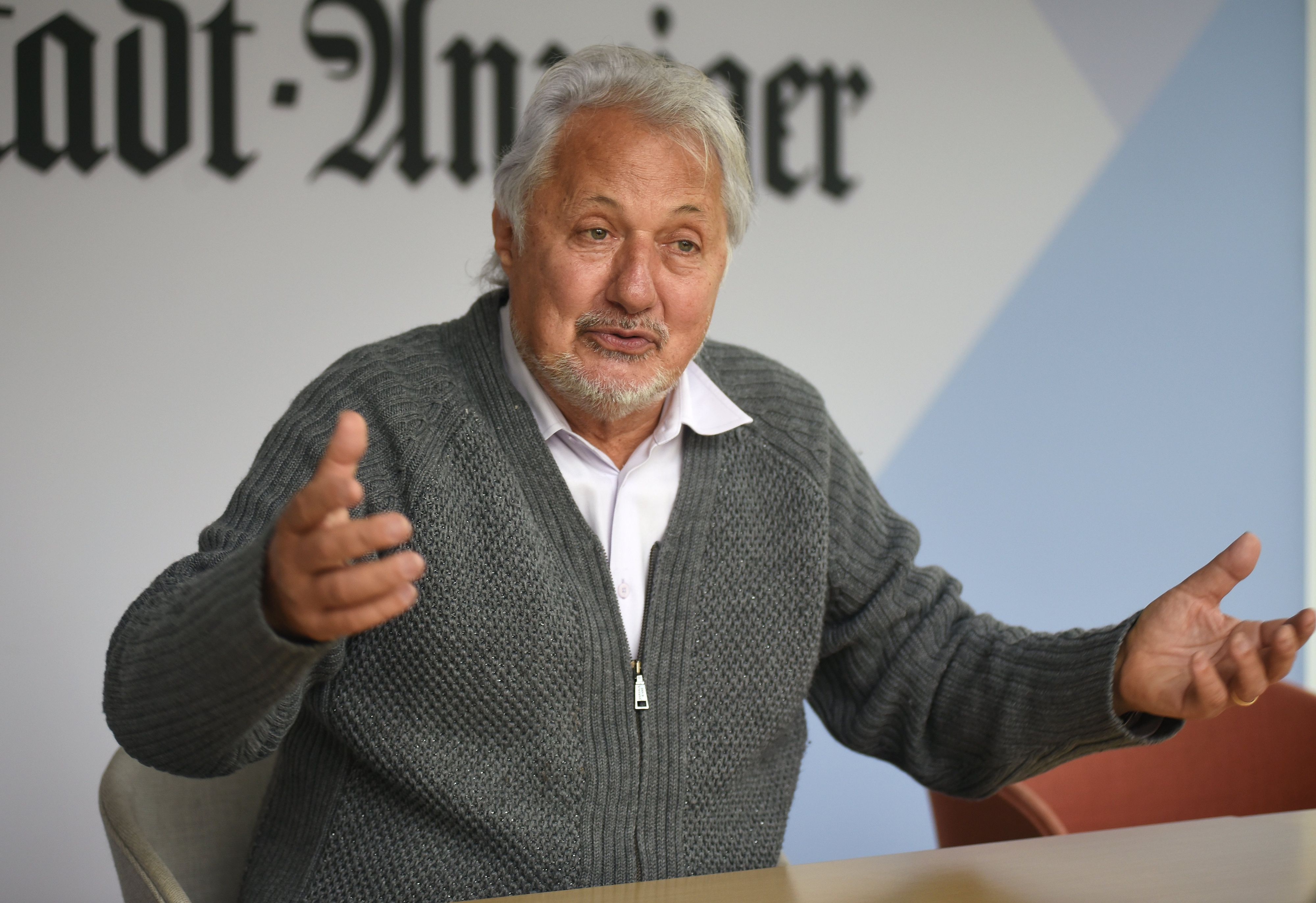 Kabarettist Konrad Beikircher starb im Alter von 80 Jahren. Das Foto zeigt ihn bei einem Interview 2021 im Neven DuMont Haus.