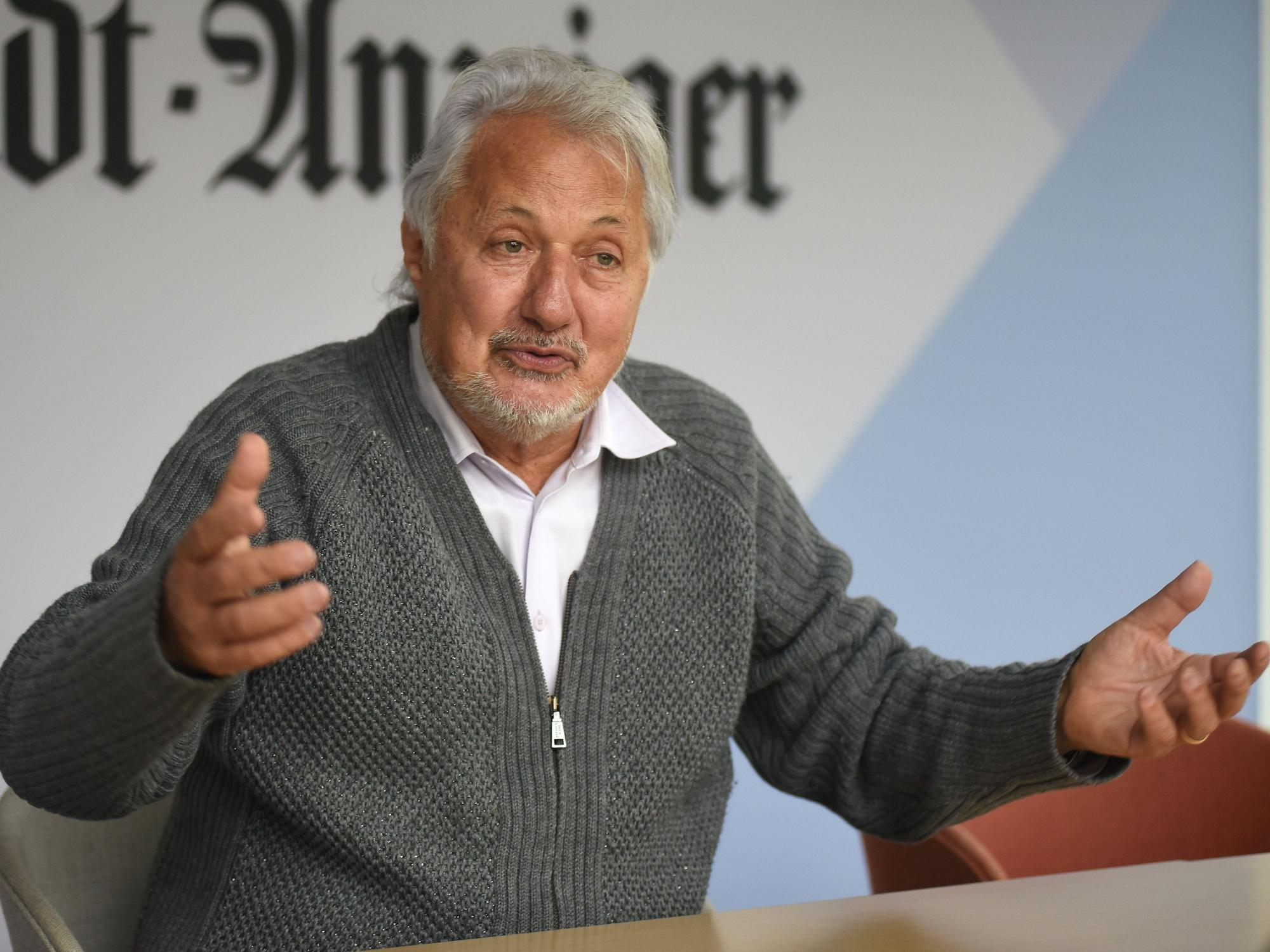 Kabarettist Konrad Beikircher starb im Alter von 80 Jahren. Das Foto zeigt ihn bei einem Interview 2021 im Neven DuMont Haus.