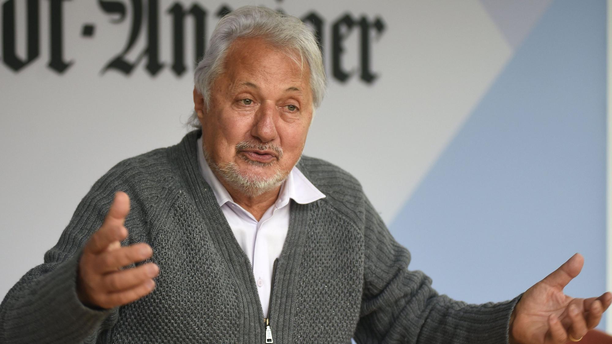 Kabarettist Konrad Beikircher starb im Alter von 80 Jahren. Das Foto zeigt ihn bei einem Interview 2021 im Neven DuMont Haus.