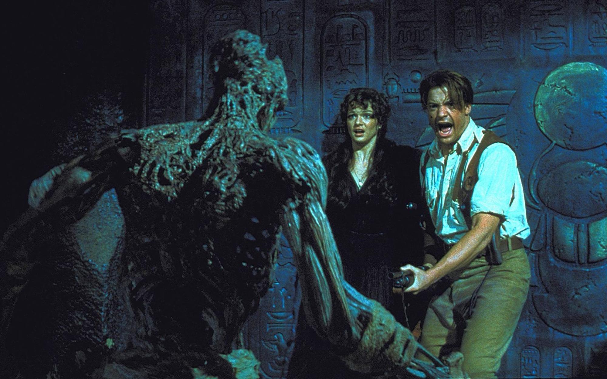 Durch Zufall haben Rick (Brendan Fraser) und Evie (Rachel Weisz) die grausige Mumie zum Leben erweckt. (Bild: 1999 Universal Pictures - All Rights Reserved)