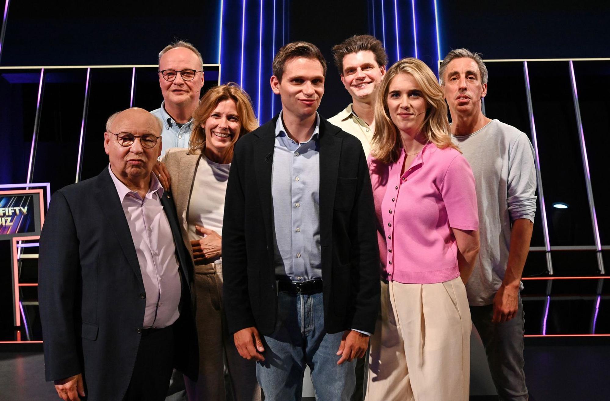 In der ersten Ausgabe von „Das Fifty-Fifty-Quiz“ empfängt Fabian Köster (Mitte) einige „heute-show“-Kolleginnen und-Kollegen (von links): Hans-Joachim Heist, Oliver Welke, Valerie Niehaus, Lutz van der Horst, Katjana Gerz und Alexander Schubert. (Bild: NDR/BBC-Studios/Uwe Ernst)