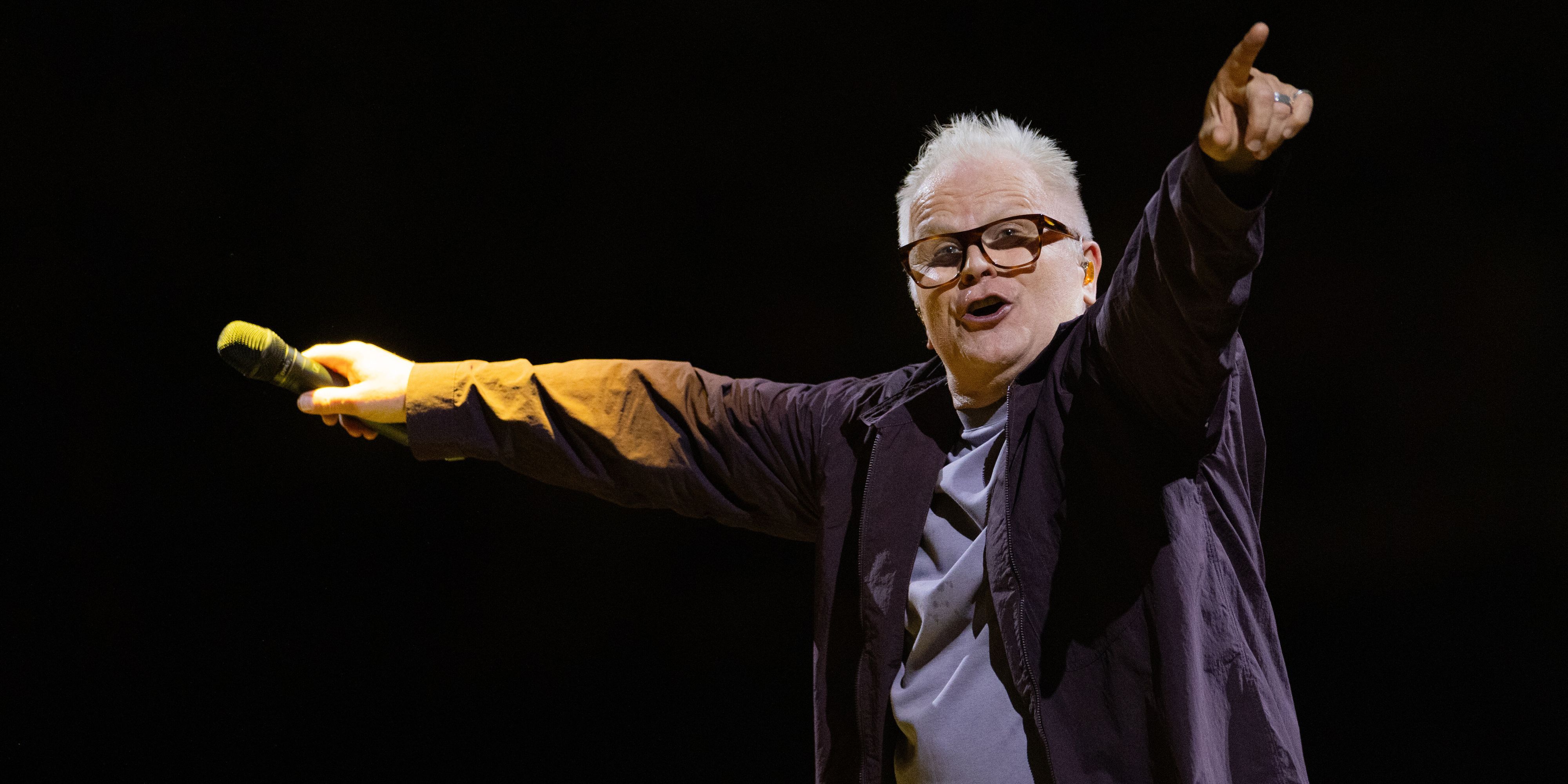 Herbert Grönemeyer steht bei seinem Auftaktkonzert «Herbert Grönemeyer - mittendrin – akustisch» auf der Bühne in der Westfalenhalle. +++ dpa-Bildfunk +++