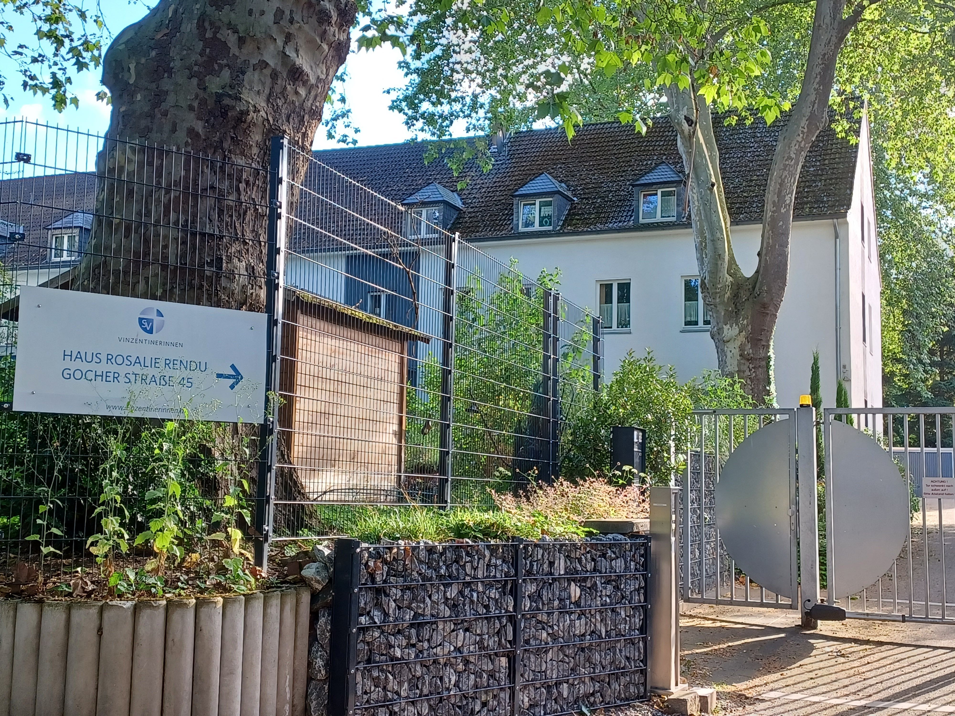Das Haus Rosalie Rendu, hinter einem hohen Metalltor. Das Notfall-Wohnheim für Frauen schloss zum 30. Juni.