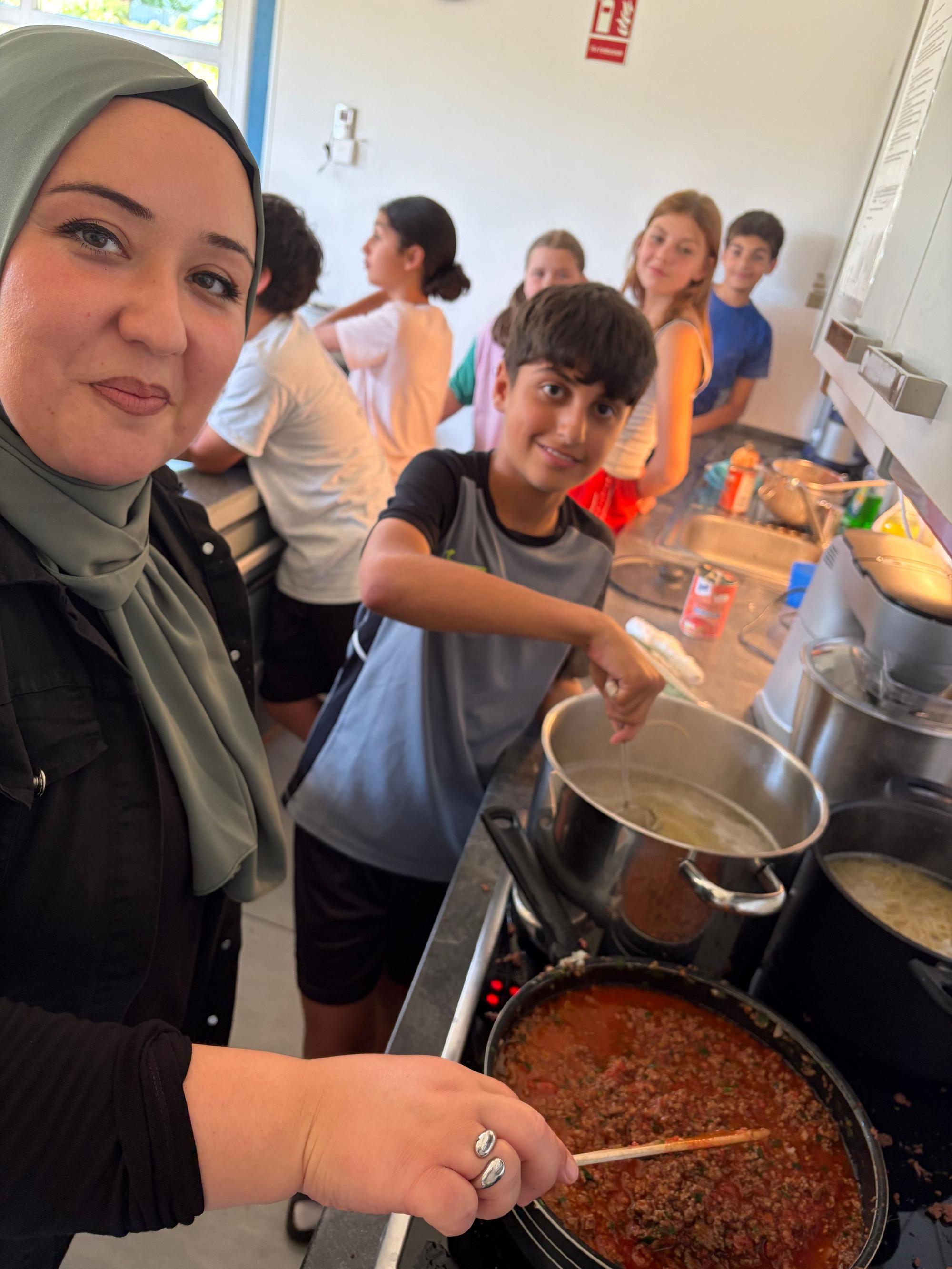 Ceyda Yildiz und Ahmed kochen Spaghetti Bolognese.