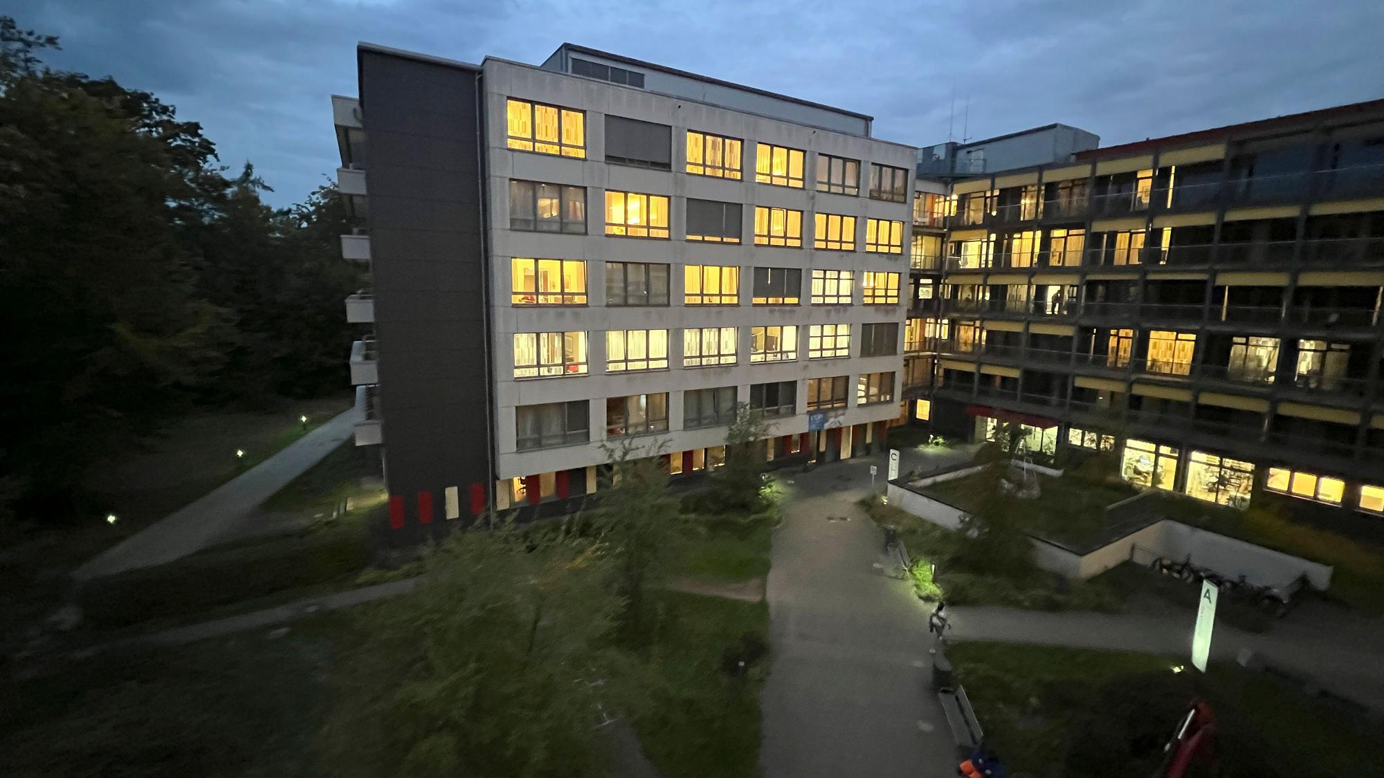 Klinikum Leverkusen: Krankenzimmer am Abend