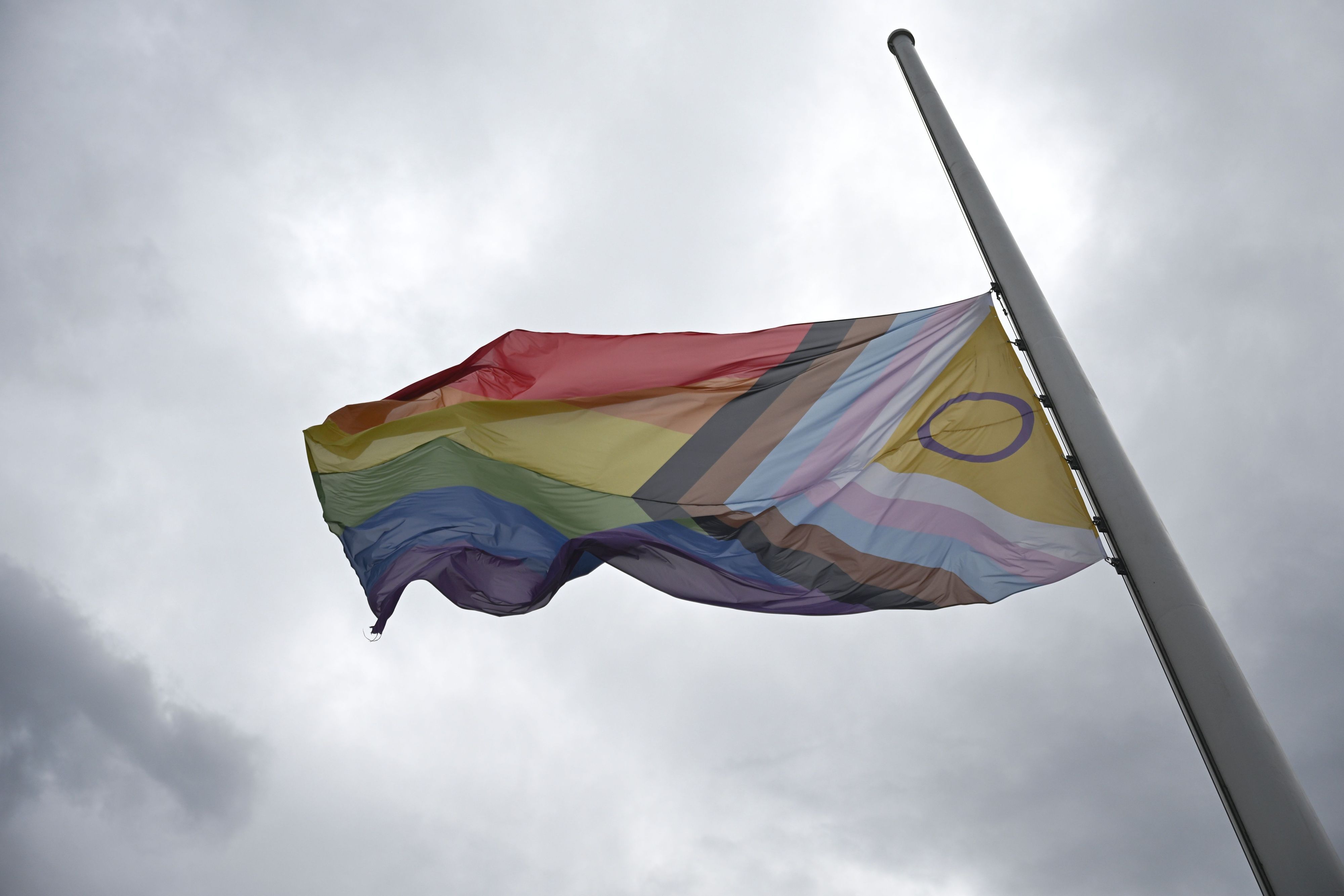 Vor dem Haus der Kulturen der Welt weht eine Progress-Pride-Flagge auf Halbmast. Im Tiergarten war am Rande des Christopher Street Days (CSD) ein Mann mit einem Fahrzeug in eine Menschenmenge gefahren.