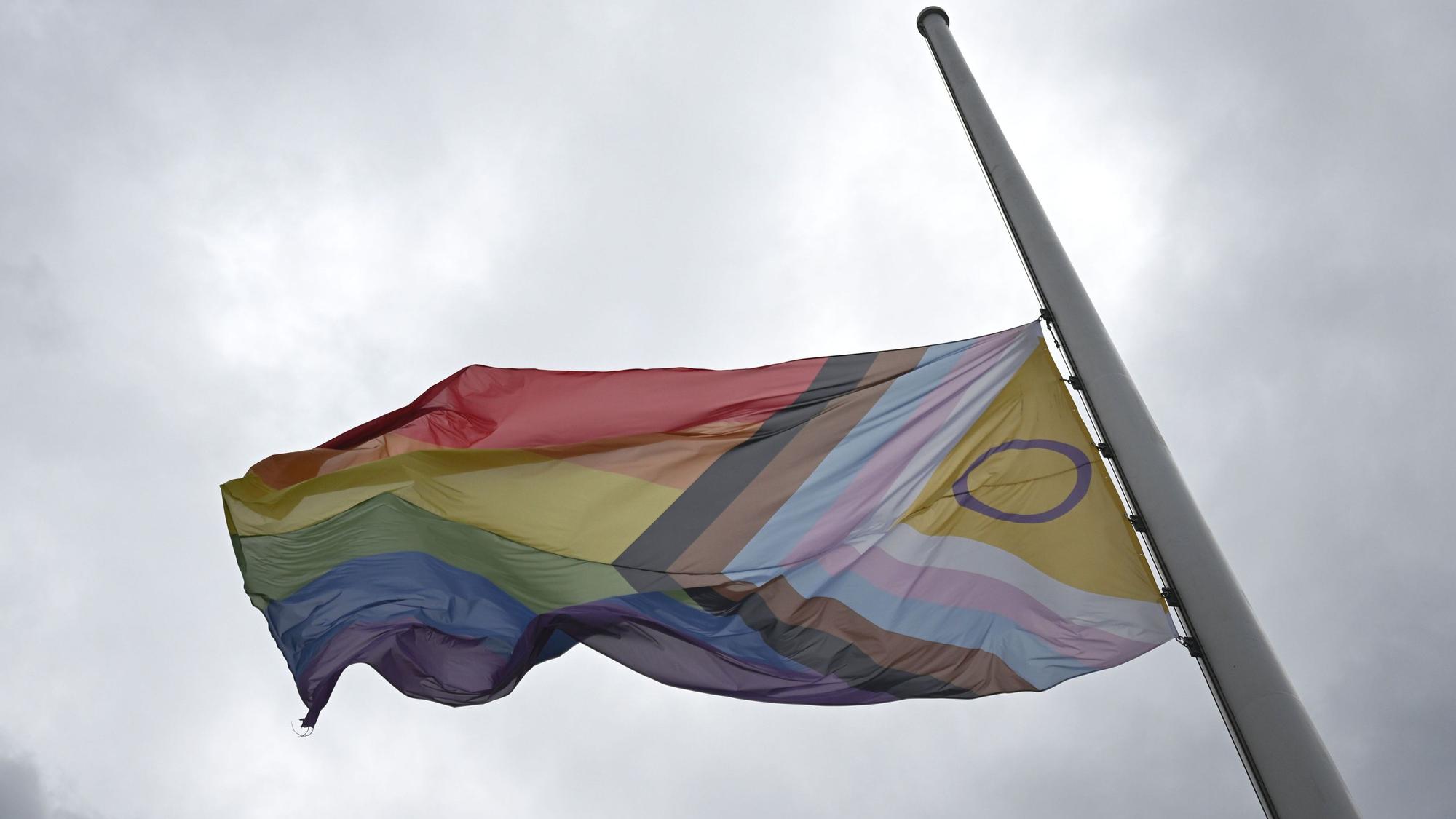 Vor dem Haus der Kulturen der Welt weht eine Progress-Pride-Flagge auf Halbmast. Im Tiergarten war am Rande des Christopher Street Days (CSD) ein Mann mit einem Fahrzeug in eine Menschenmenge gefahren.