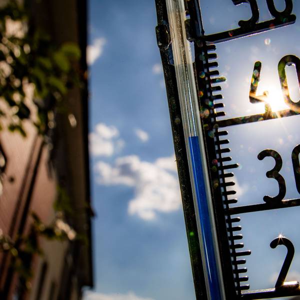 Ein Thermometer nähert sich der 40-Grad-Marke.