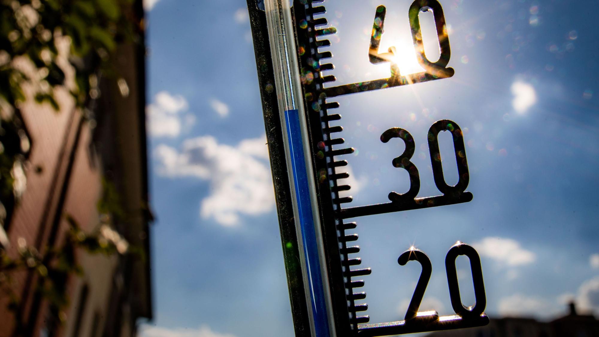 Ein Thermometer nähert sich der 40-Grad-Marke.
