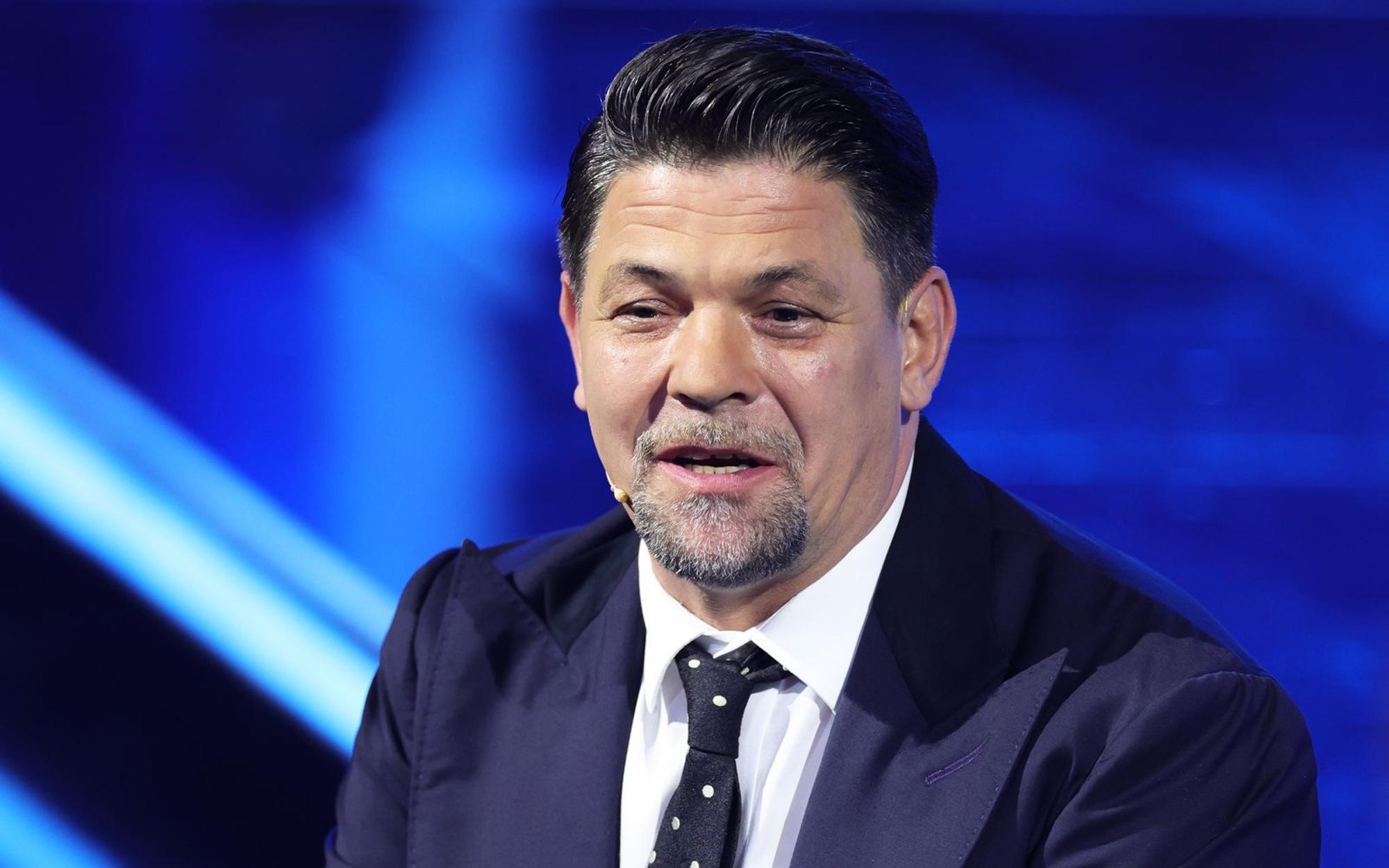 Wie Tim Mälzer im Podcast „1 plus 1 - Freundschaft auf Zeit“ erklärte, sei seine Mutter „sehr schön verstorben“. (Bild: 2023 Getty Images/Andreas Rentz)
