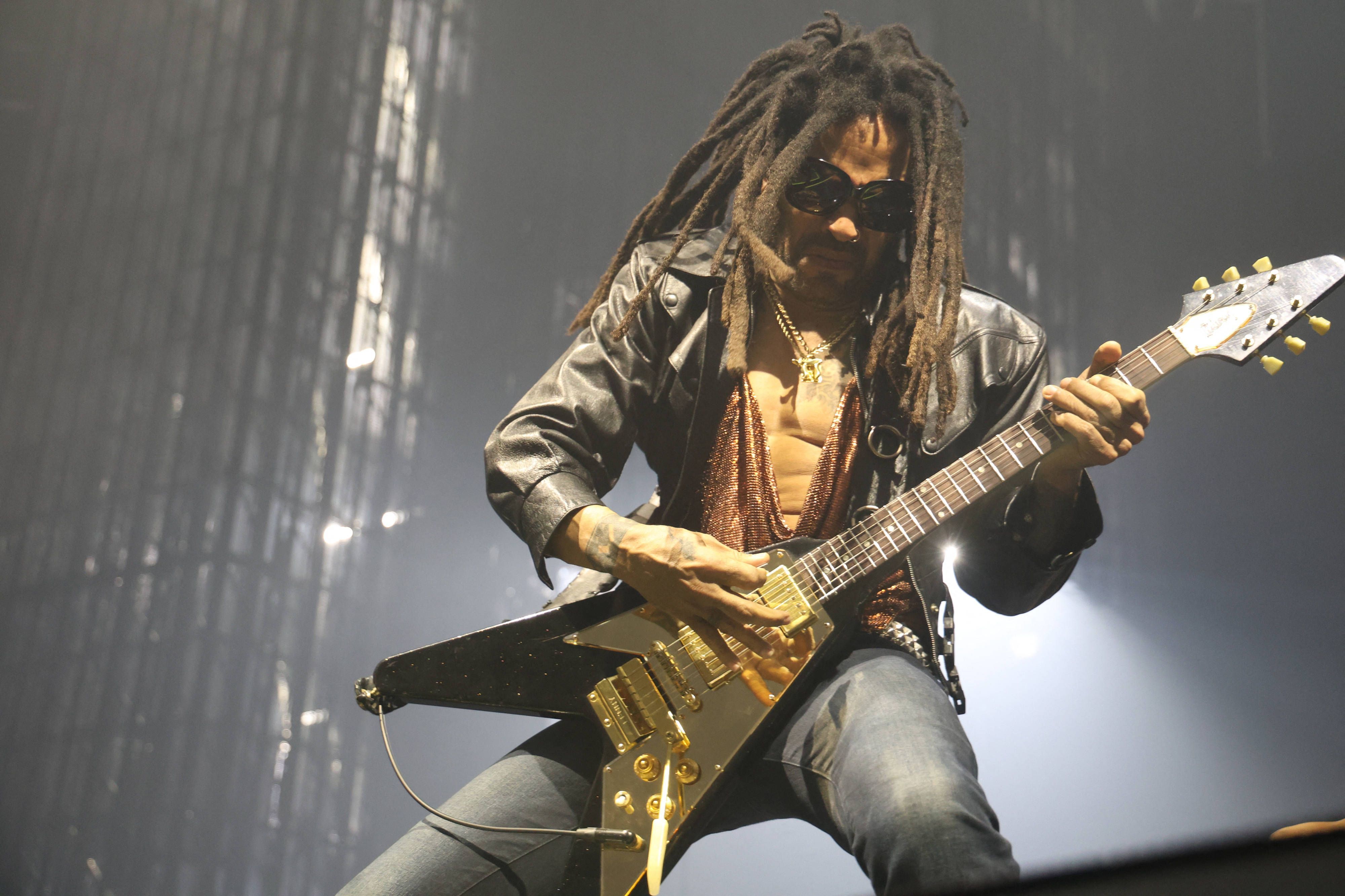 Der US-amerikanische Sänger und Gitarrist Lenny Kravitz auf der Bühne während der „Blue Electric Light Tour 2025“ in der Unipol Arena in Casalecchio di Reno bei Bologna am 31. März 2025.