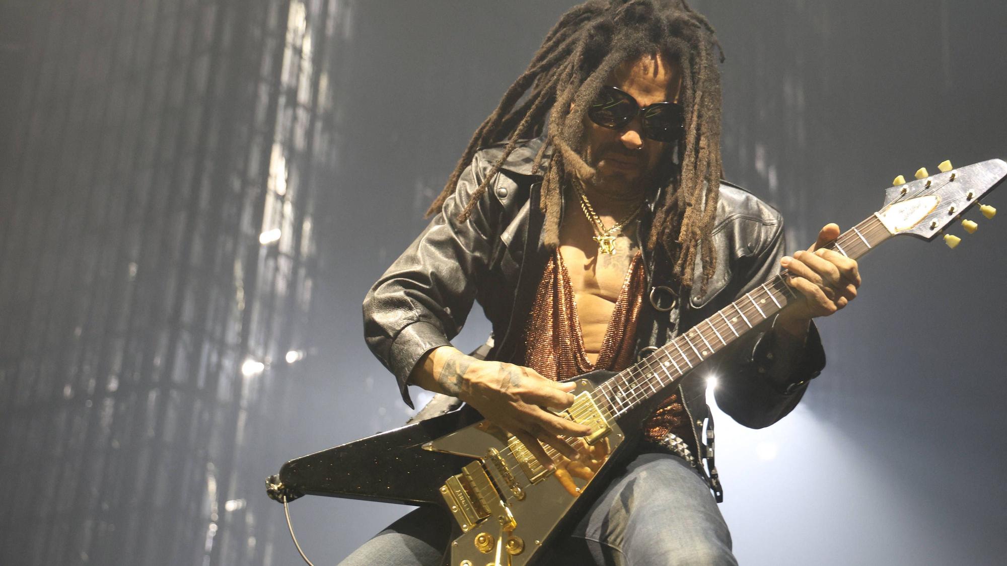 Der US-amerikanische Sänger und Gitarrist Lenny Kravitz auf der Bühne während der „Blue Electric Light Tour 2025“ in der Unipol Arena in Casalecchio di Reno bei Bologna am 31. März 2025.