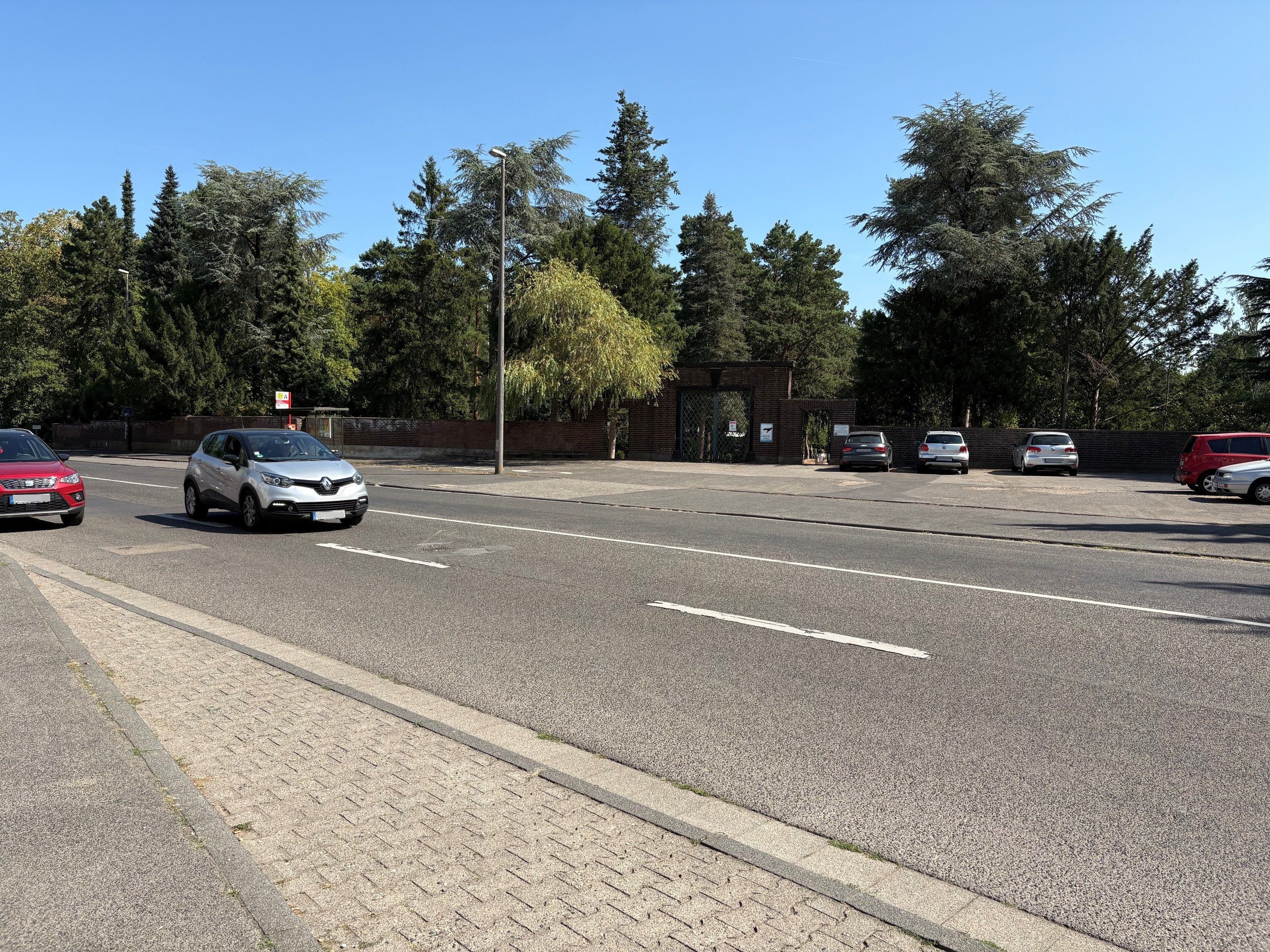Auf Höhe des Friedhofs soll die Sürther Straße eine provisorische Querungshilfe erhalten.