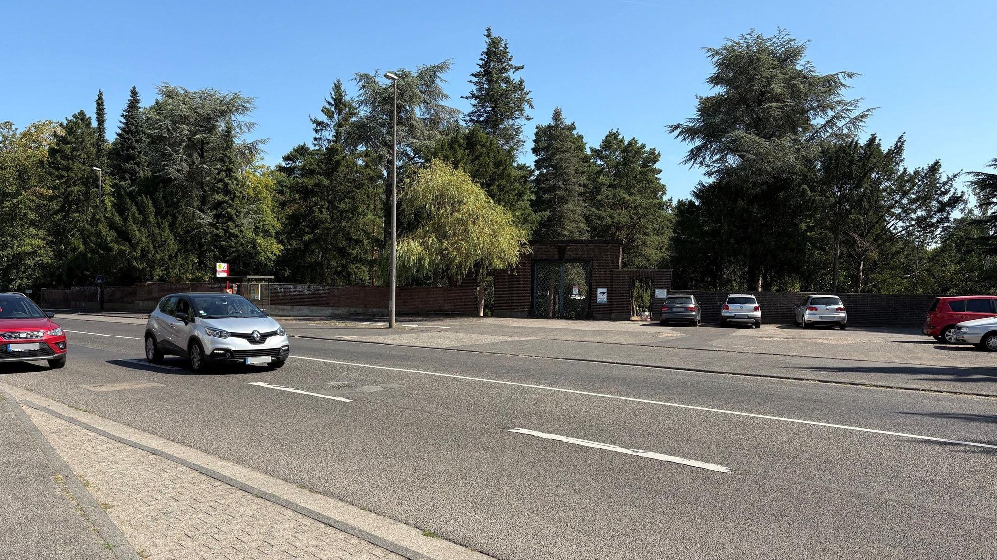 Auf Höhe des Friedhofs soll die Sürther Straße eine provisorische Querungshilfe erhalten.