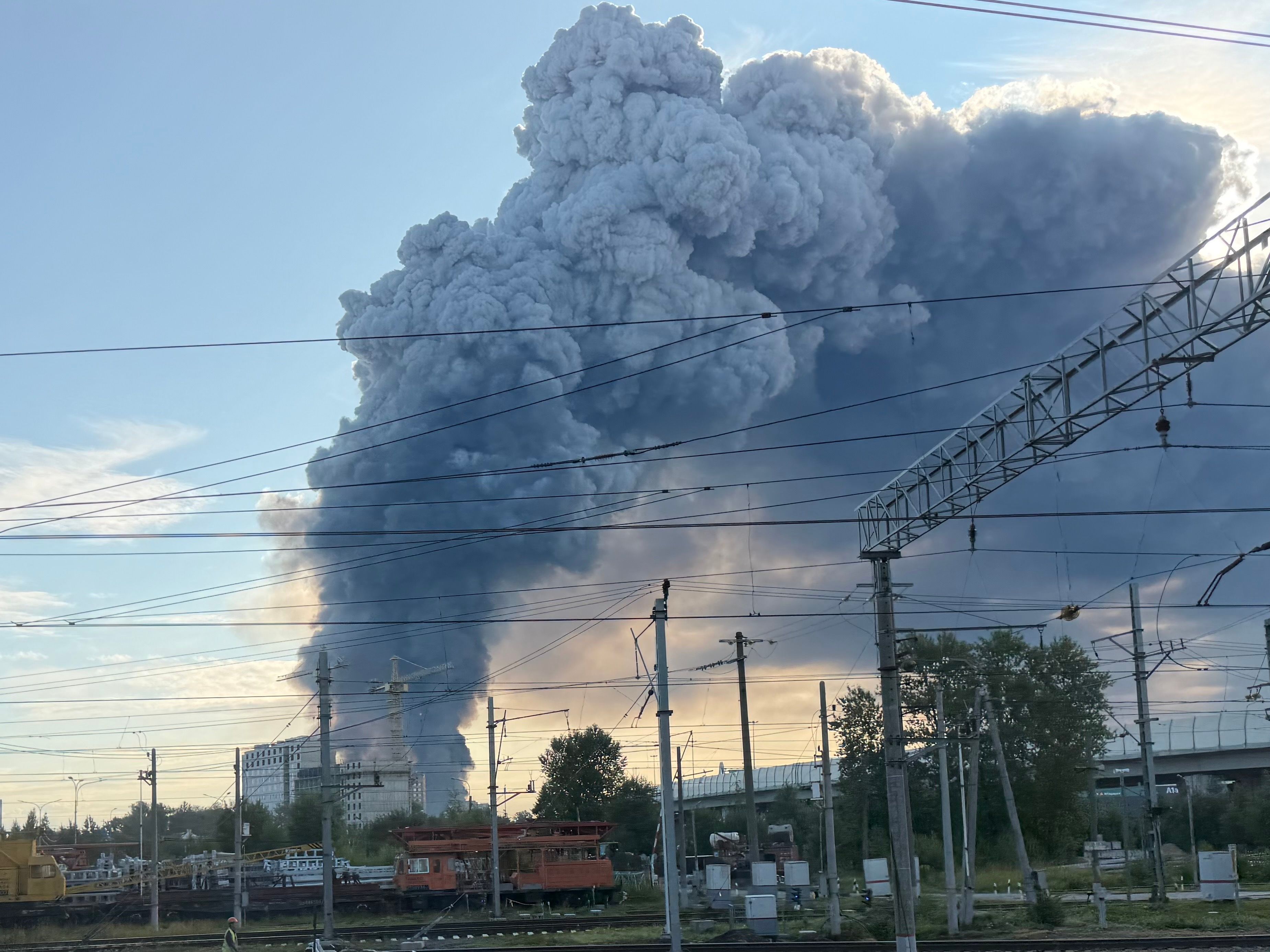 Immer wieder steigen nach ukrainischen Angriffen enorme Rauchsäulen über russischen Städten auf – hier in St. Petersburg am 24. Juli.