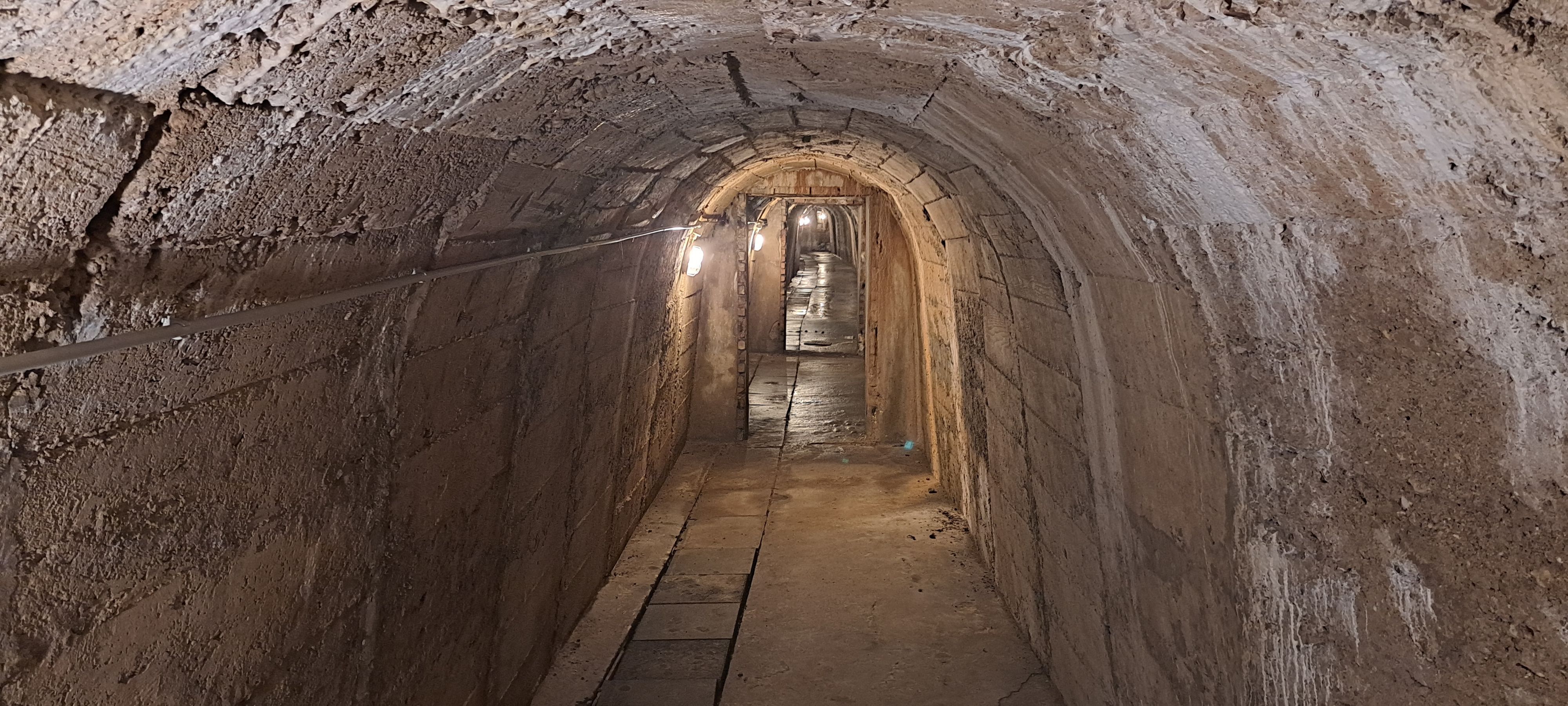 Ein Weg in den Berg hinein