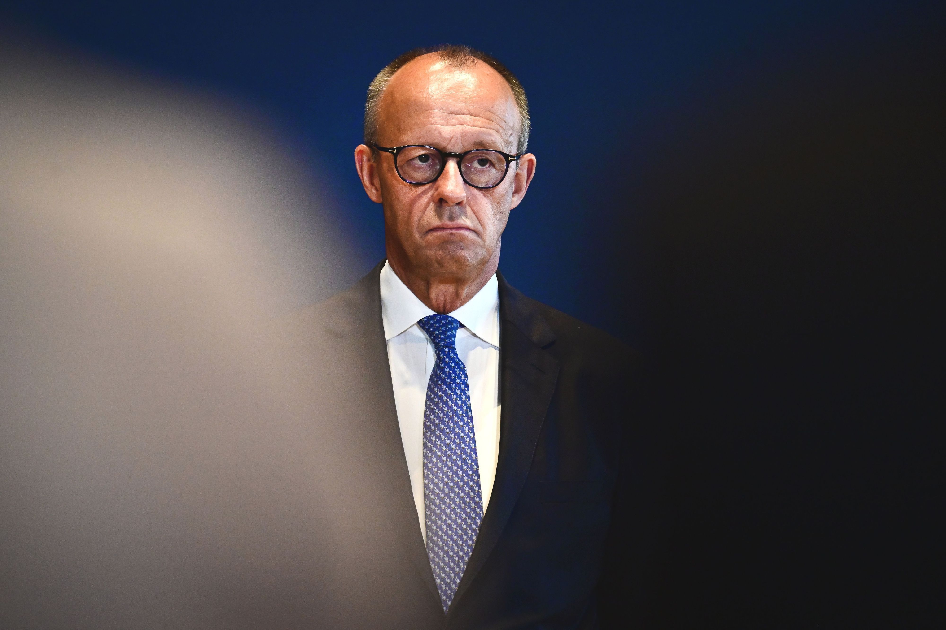 Friedrich Merz (CDU), Bundeskanzler, während der Ernennung und Entlassung von Mitgliedern der Bundesregierung. Staatsrechtler kritisieren das Vorgehen des Bundesregierung.