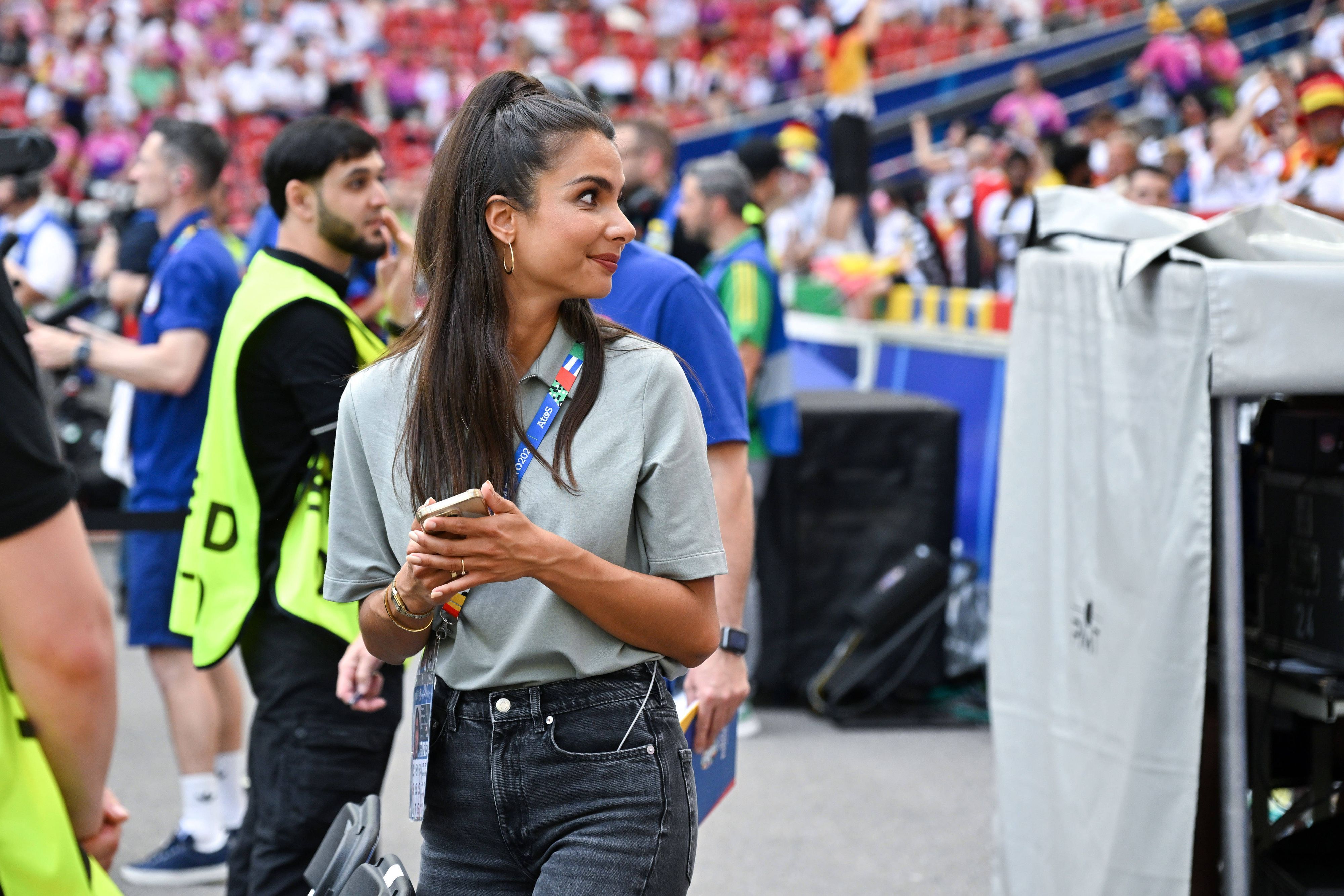 Bei einem TV-Einsatz im Stadion: Lea Wagner.