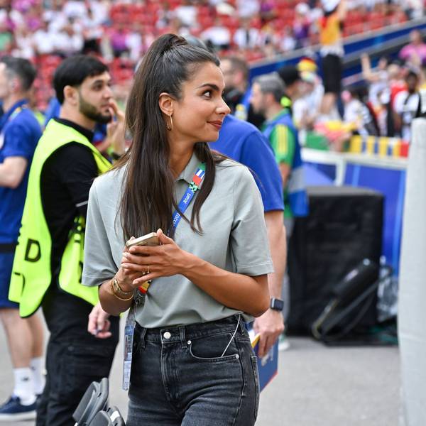 Bei einem TV-Einsatz im Stadion: Lea Wagner.