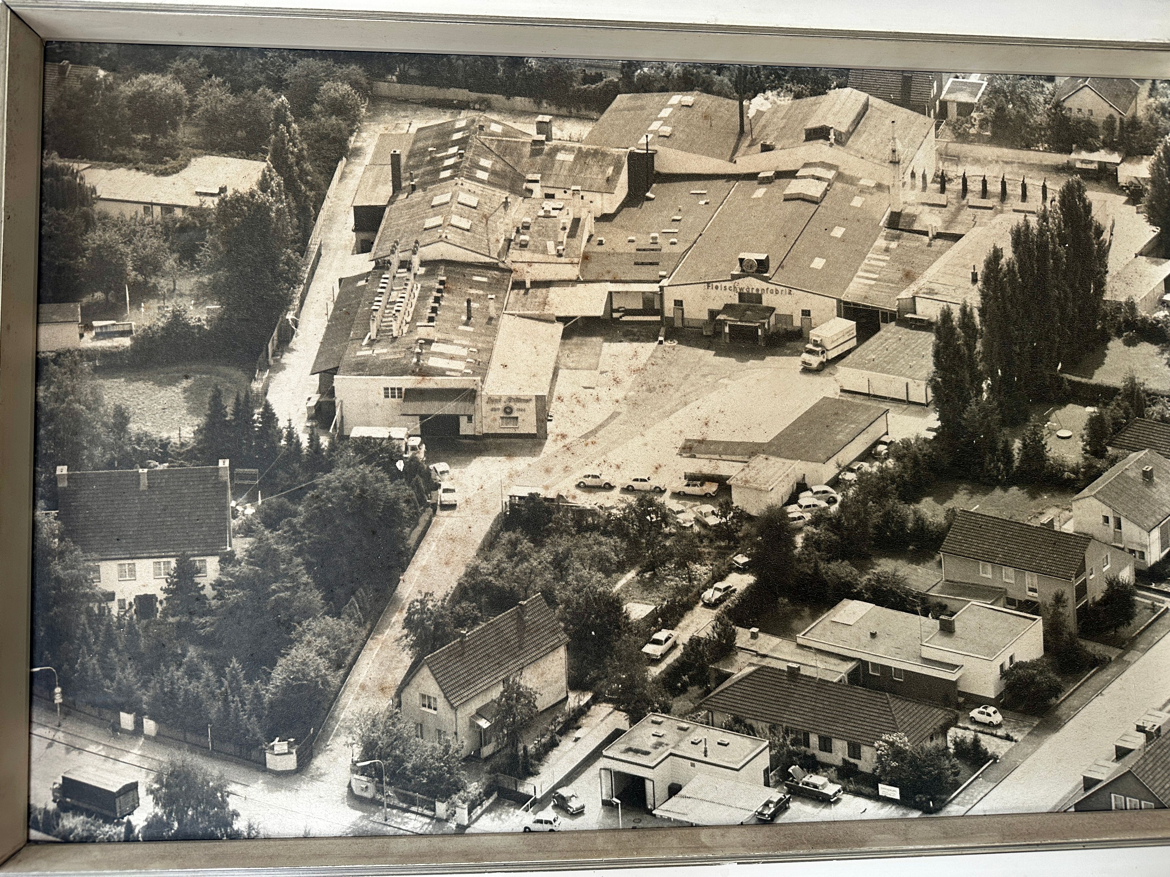 Eine alte Aufnahme des ursprünglichen Areals, das der Großvater Jupp Schlömer ausbaute. Der Groß- und Einzelhandel Jupp Schlömer ist seit 1951 in Rodenkirchen.