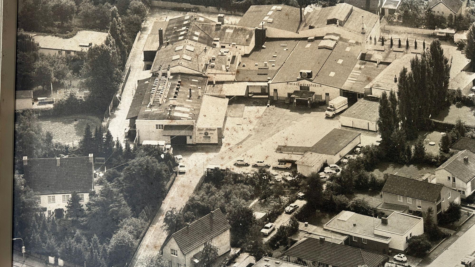 Eine alte Aufnahme des ursprünglichen Areals, das der Großvater Jupp Schlömer ausbaute. Der Groß- und Einzelhandel Jupp Schlömer ist seit 1951 in Rodenkirchen.