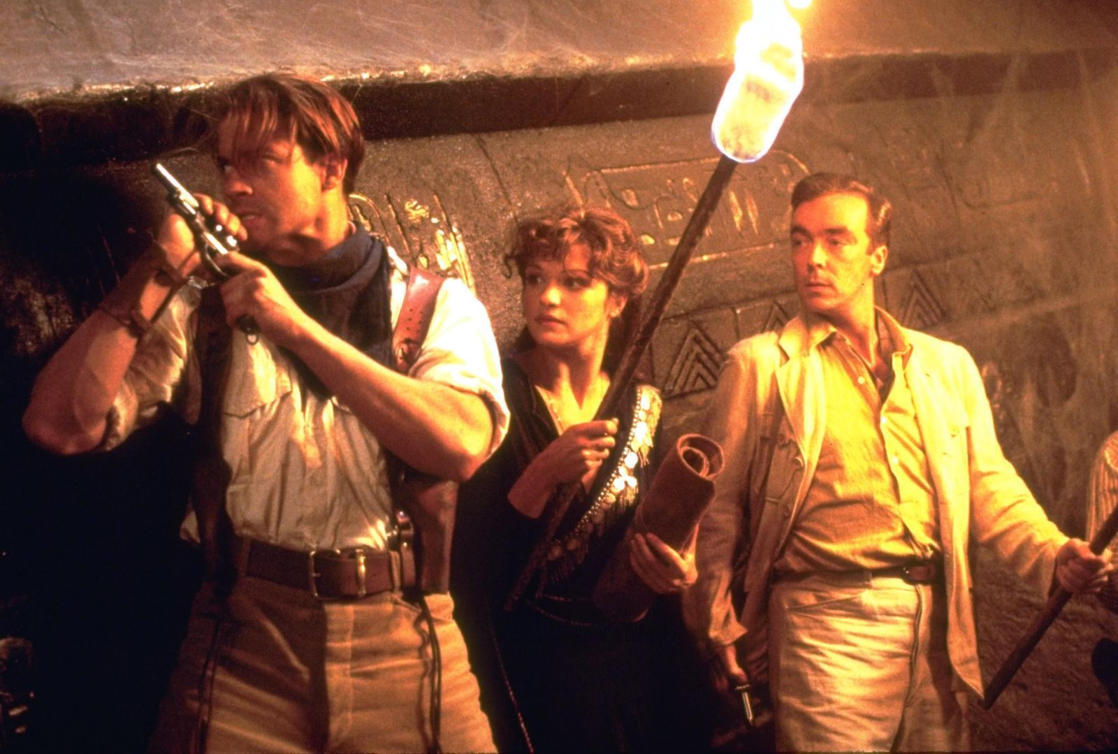 Abenteurer Rick (Brendan Fraser, links) will zusammen mit der Archäologin Evelyn (Rachel Weisz) und ihrem Bruder Jonathan (John Hannah) einen Schatz bergen. (Bild: 1999 Universal Pictures - All Rights Reserved)