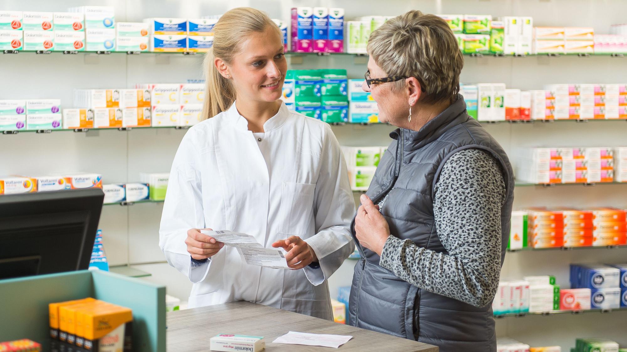 Eine Apothekerin berät eine Kundin.