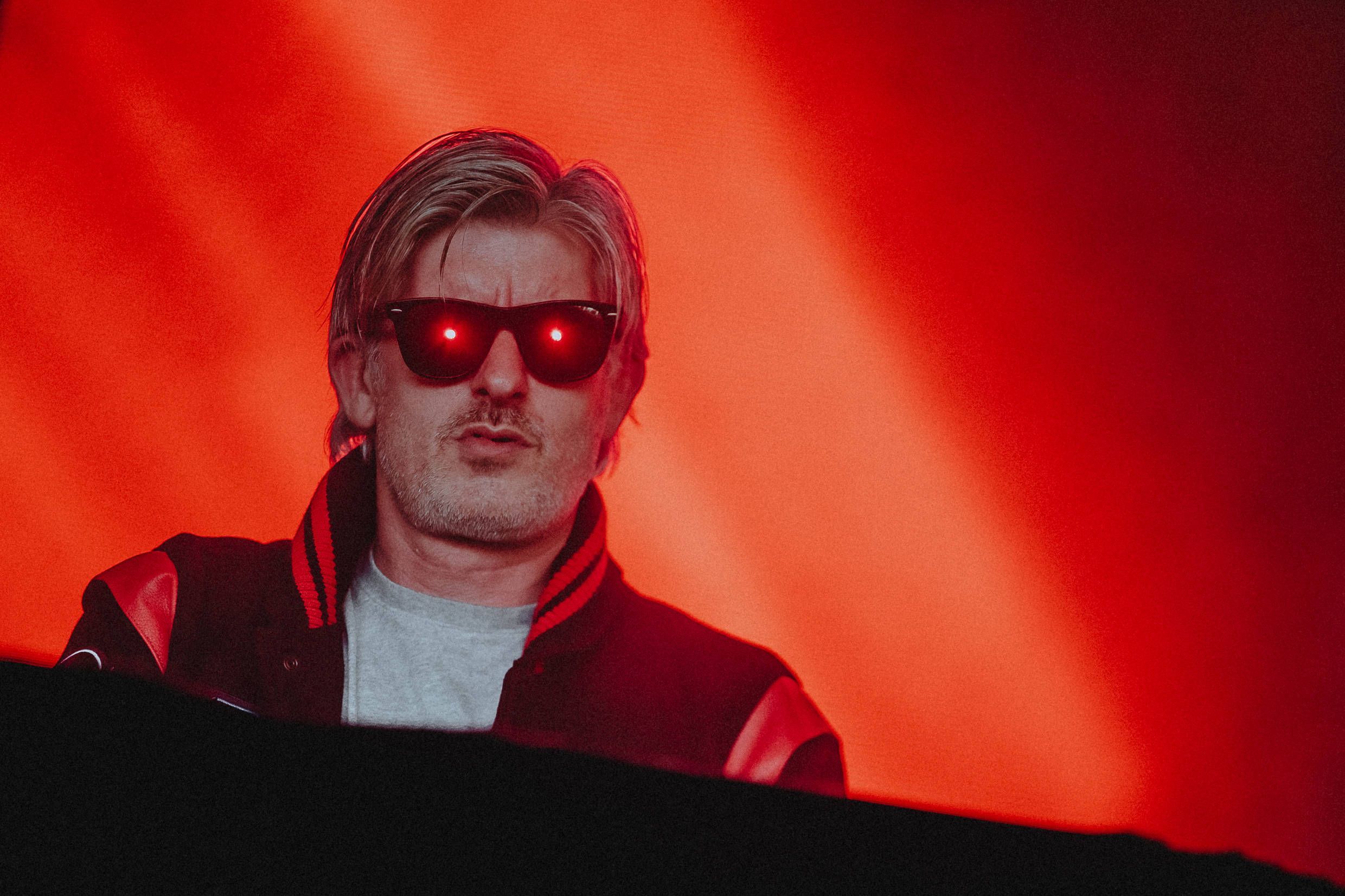 DJ Kavinsky bei einem Auftritt.