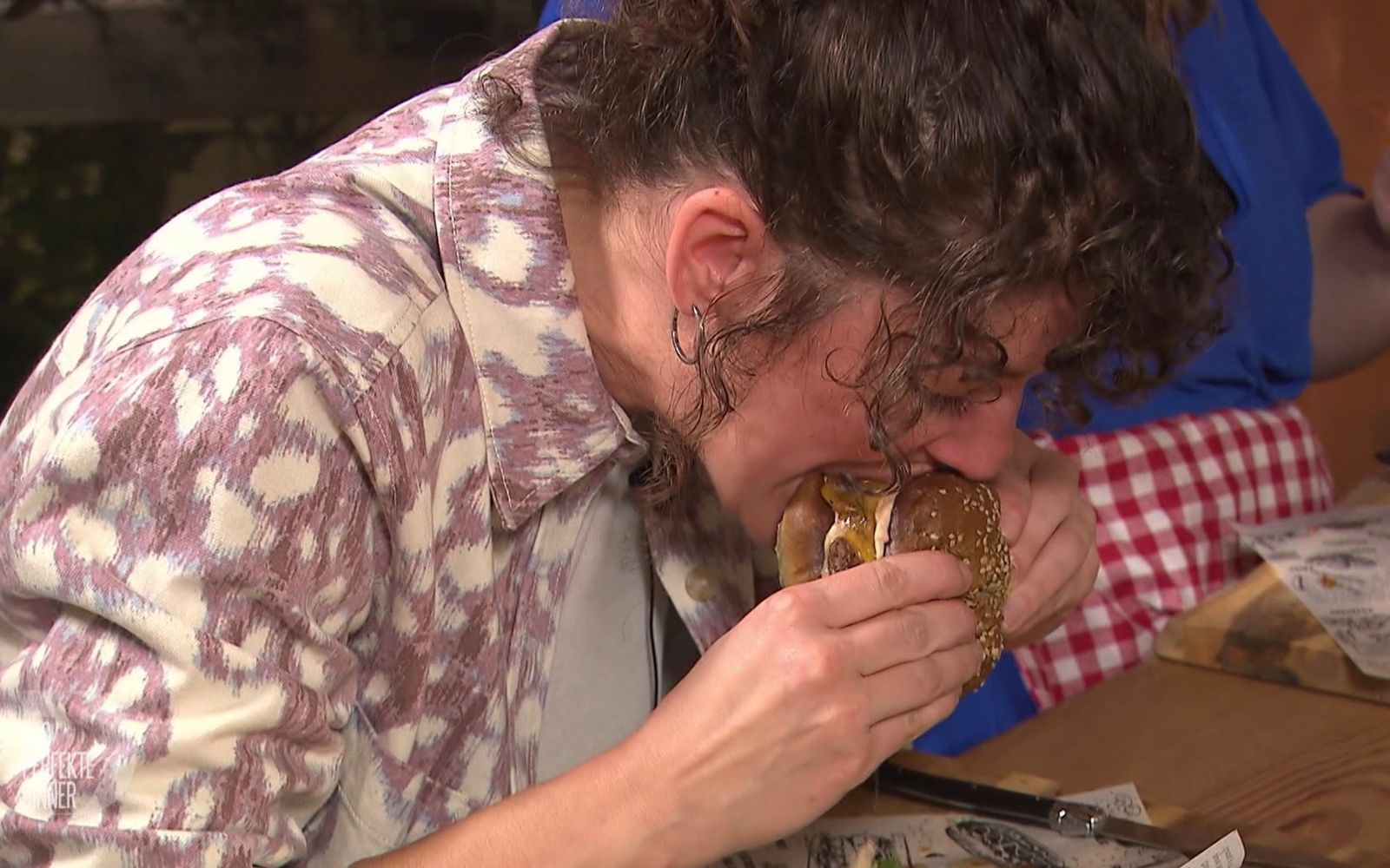 Nicht leicht zu essen: Julia (34) „genießt“ Kevins Burger. (Bild: RTL)