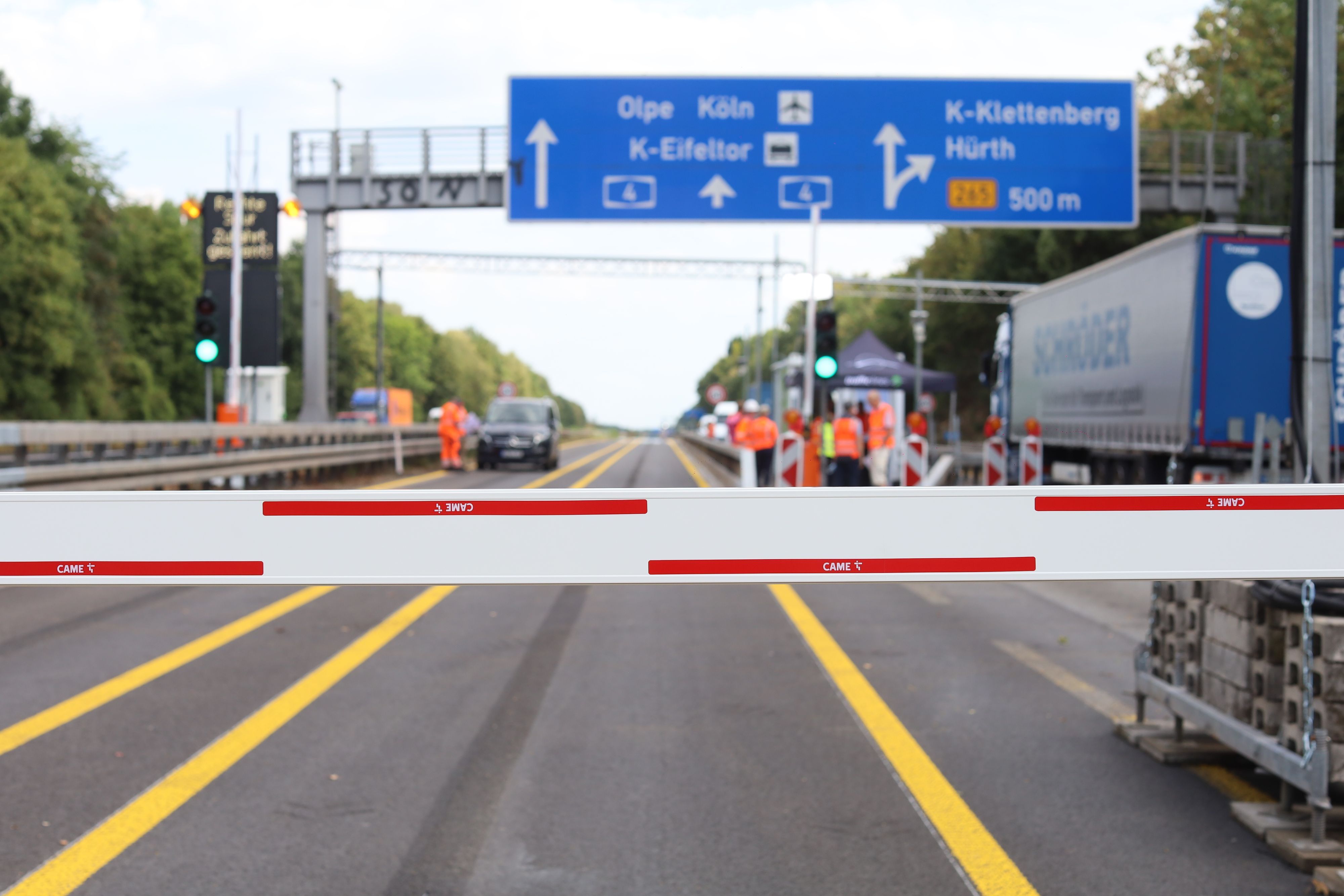 Die neu errichtete Lkw-Schrankenanlage auf der A4 in Höhe der Anschlussstelle Eifeltor ist freigegeben.
