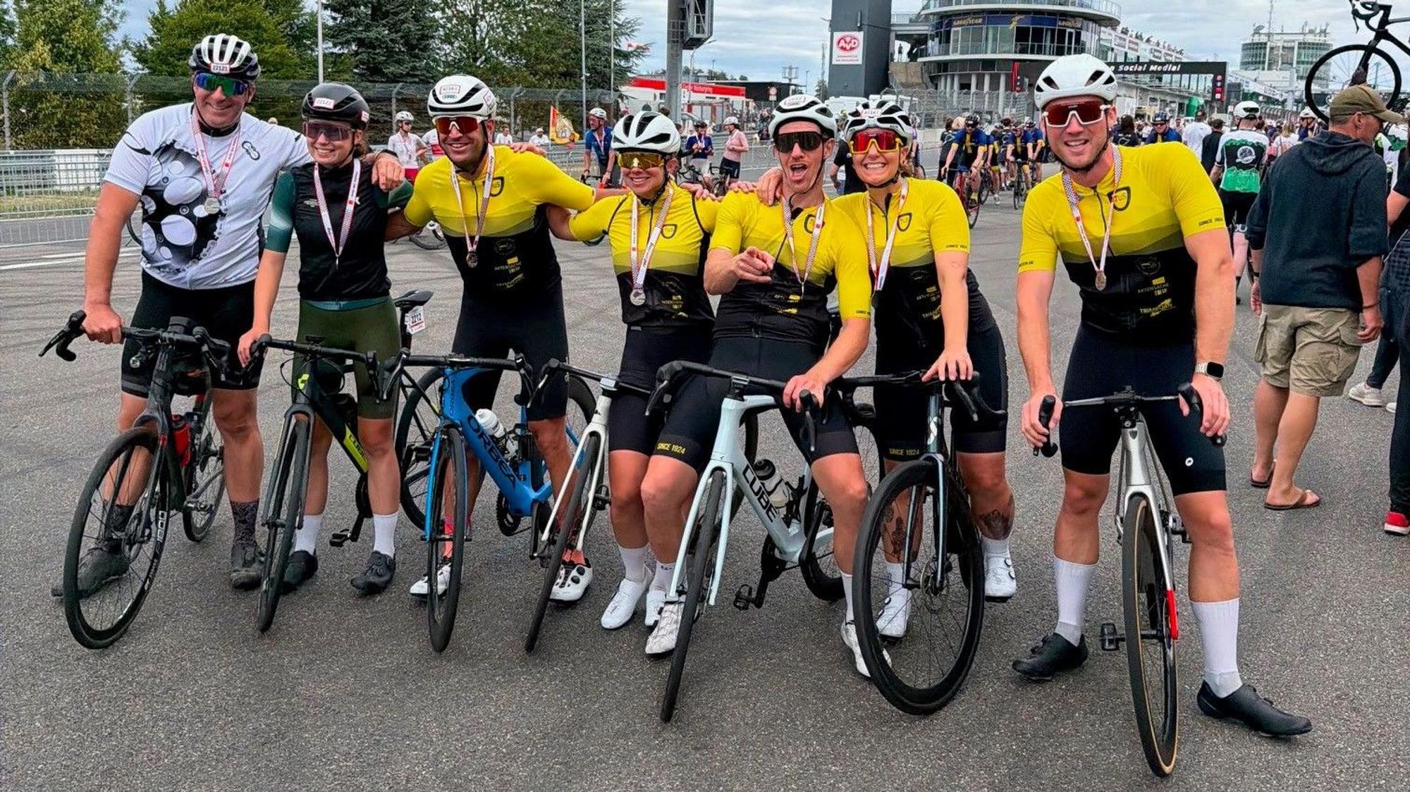 Das Bild zeigt die Sportler und Sportlerinnen des TuS, nebeneinander mit ihren Rädern in einer Reihe, nach dem Zieleinlauf.