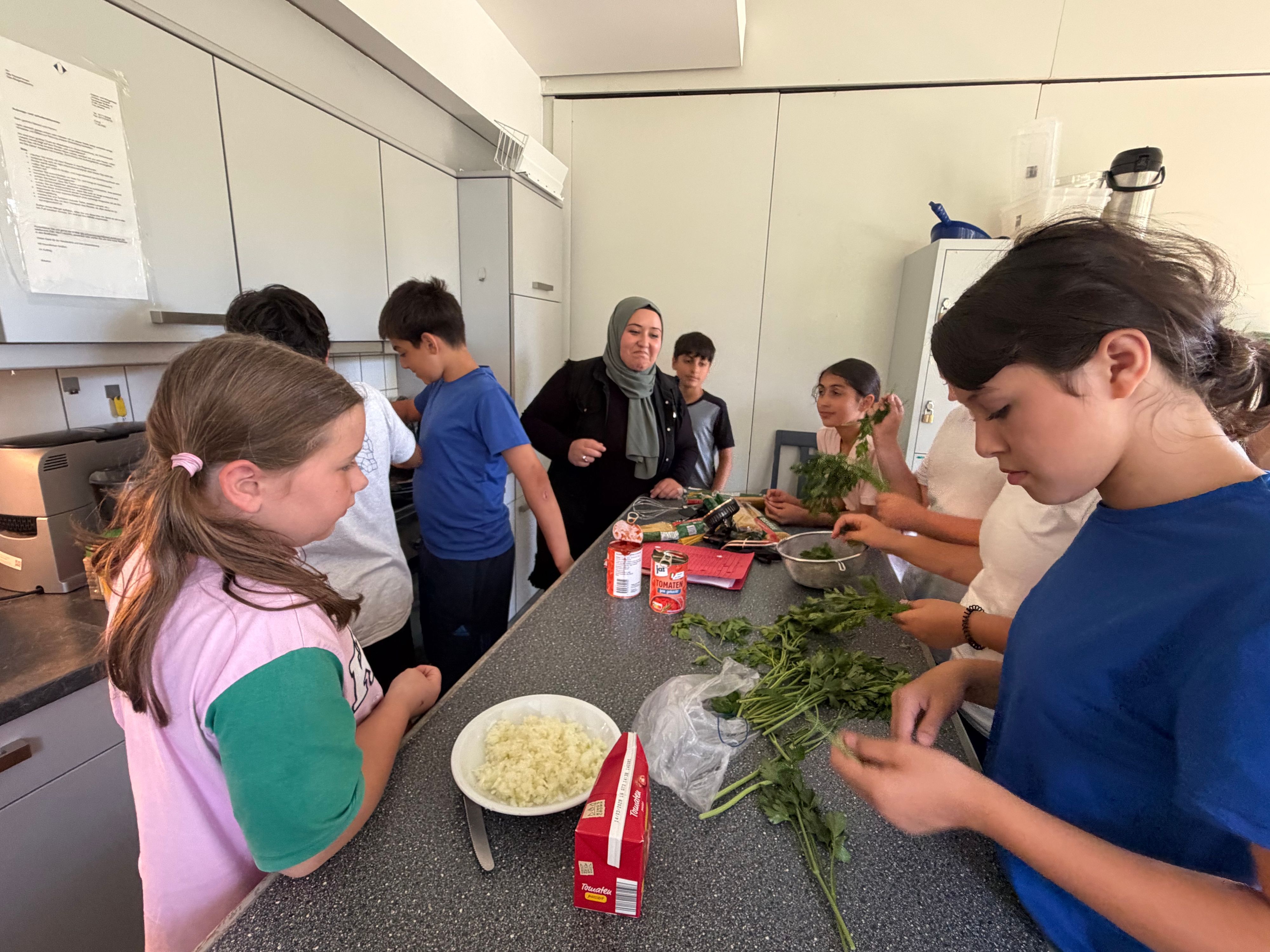 Die Kinder helfen gerne bei den Vorbereitungen